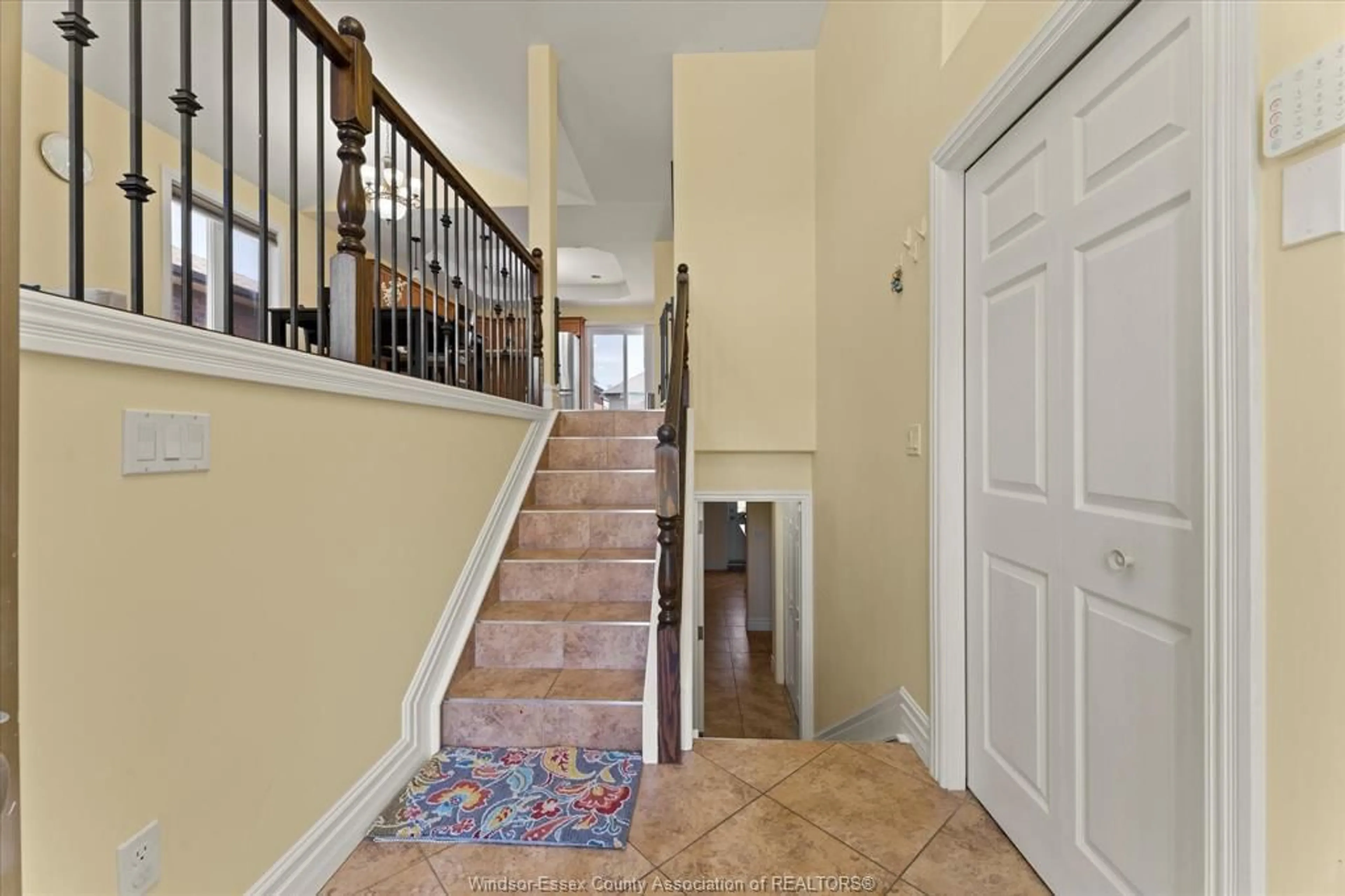 Indoor foyer for 4714 PERIWINKLE Cres, Windsor Ontario N9G 3G5