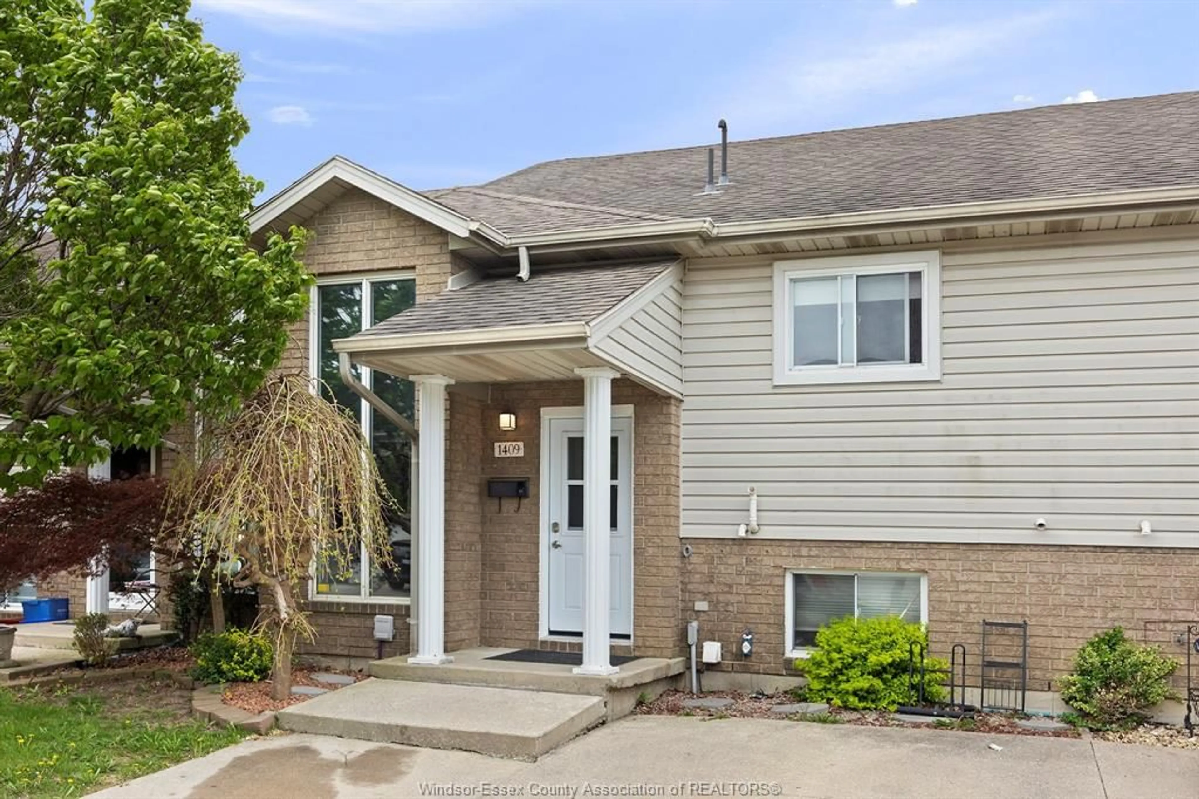 Home with vinyl exterior material, street for 1409 MICKAILA Cres, Tecumseh Ontario N8N 4Z2
