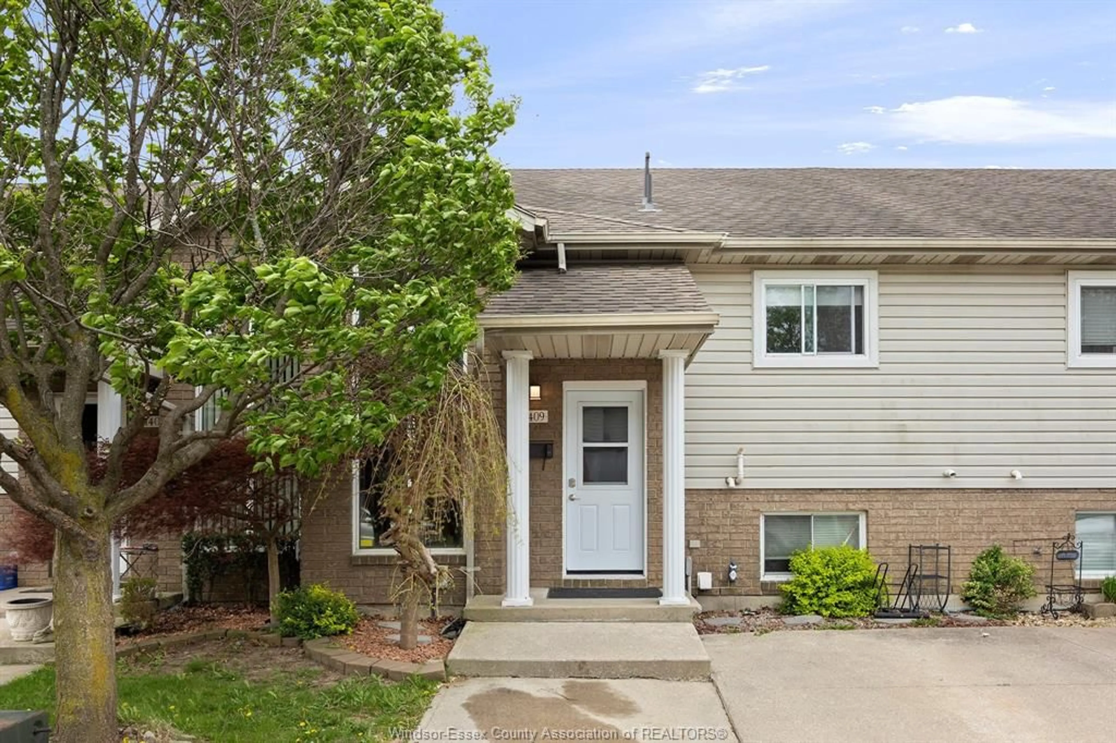 Home with vinyl exterior material, street for 1409 MICKAILA Cres, Tecumseh Ontario N8N 4Z2