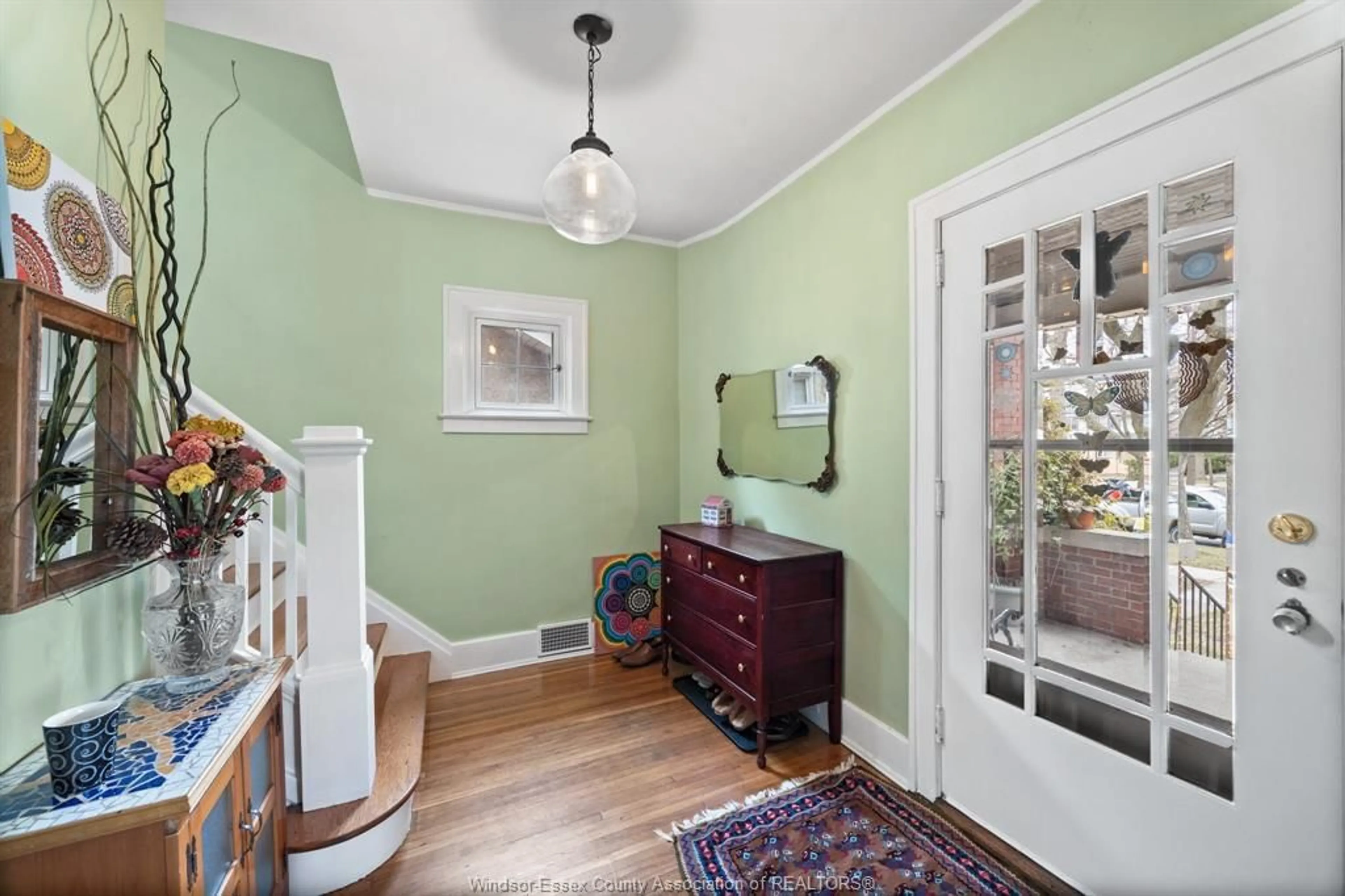 Indoor entryway for 463 ASKIN, Windsor Ontario N9B 2X3