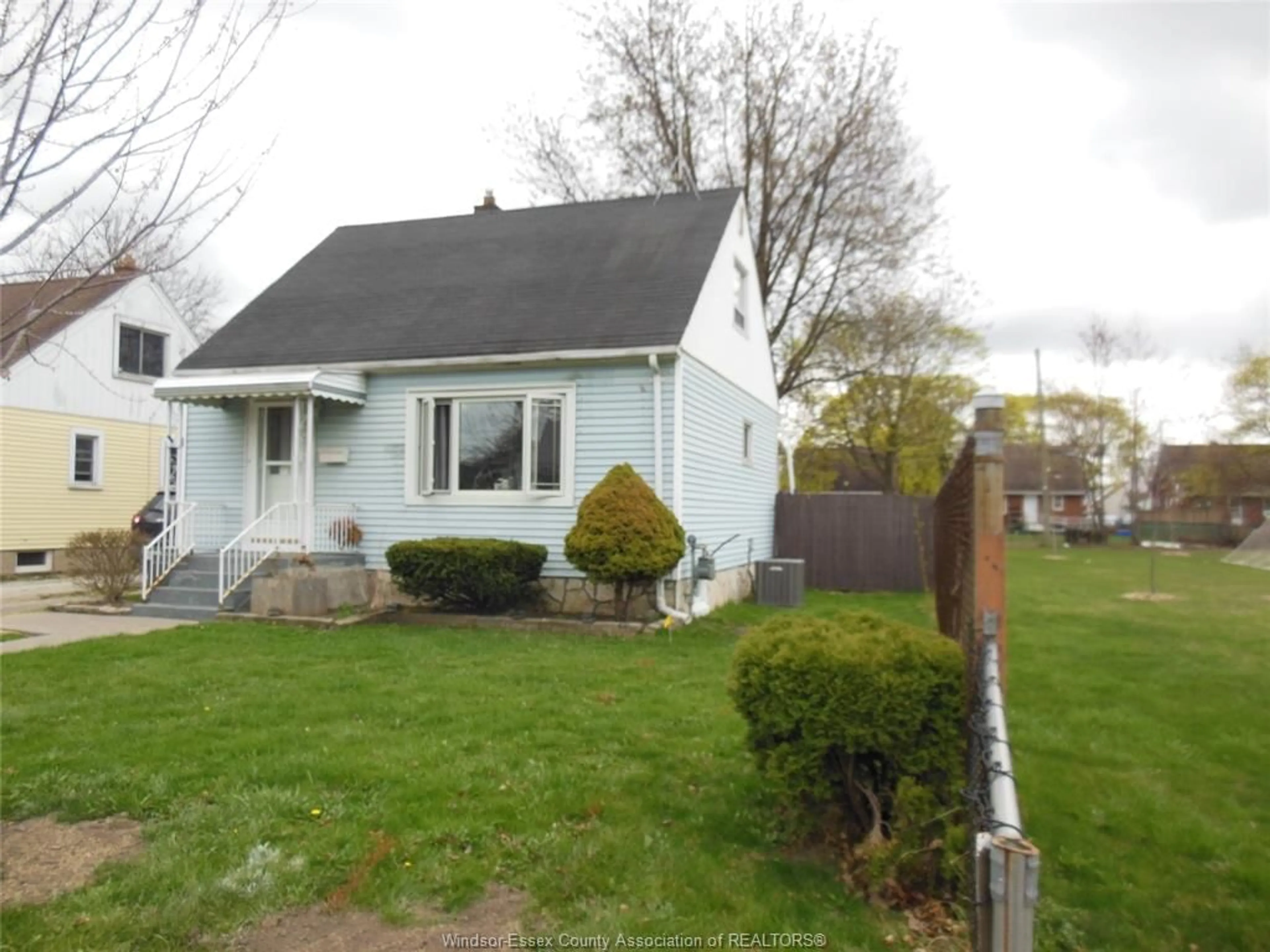 Home with vinyl exterior material, street for 2287 GROVE, Windsor Ontario N9B 1R1