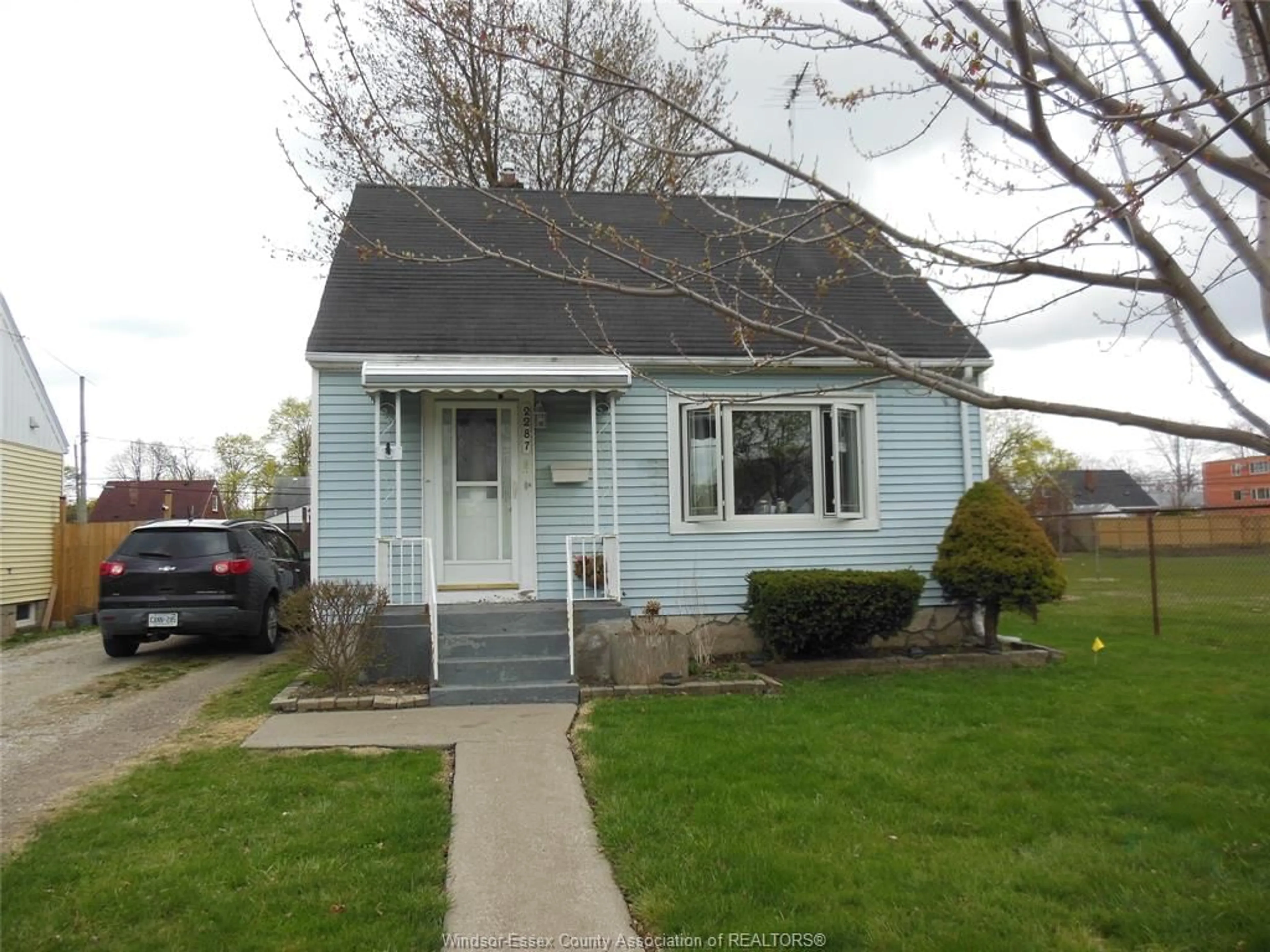 Home with vinyl exterior material, street for 2287 GROVE, Windsor Ontario N9B 1R1