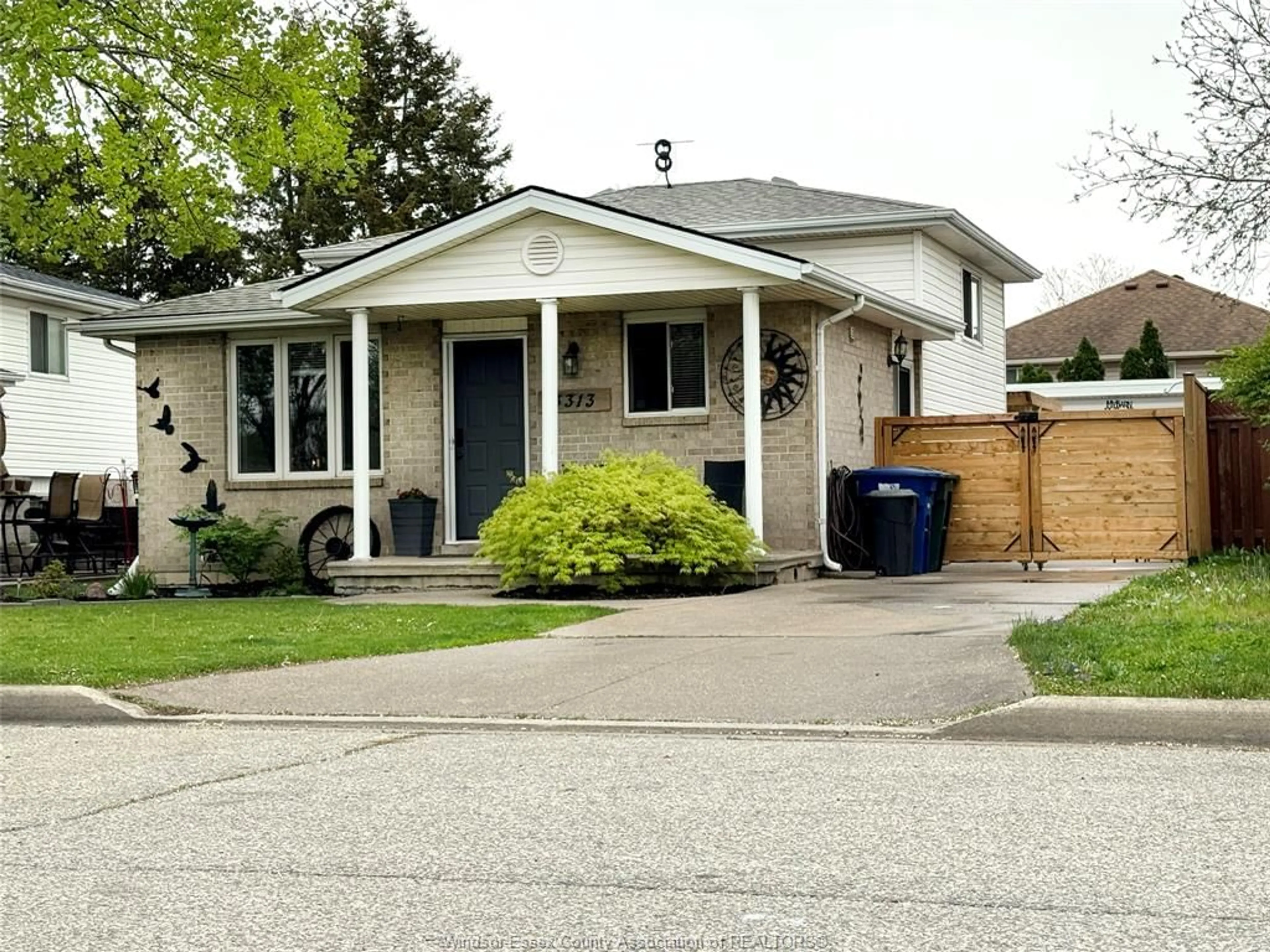 Home with vinyl exterior material, street for 3313 CANDLEWOOD Cres, Windsor Ontario N8W 5M5