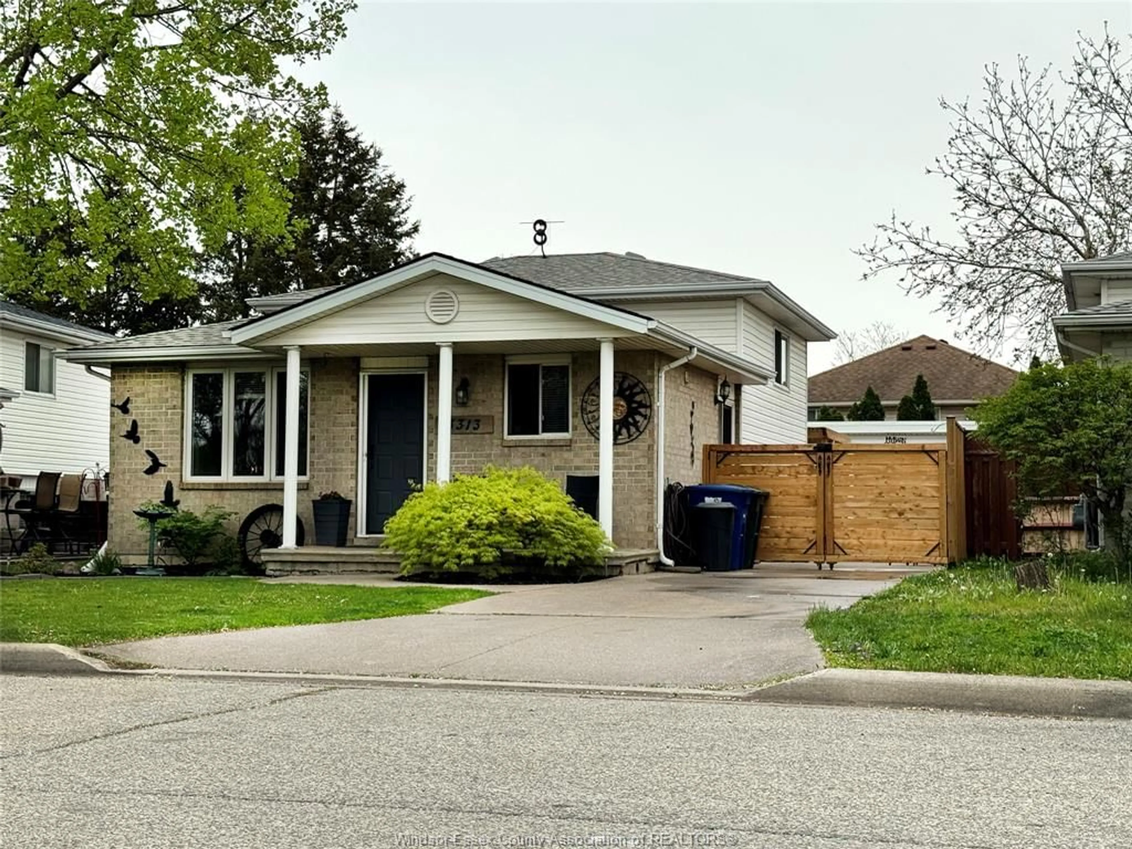 Home with vinyl exterior material, street for 3313 CANDLEWOOD Cres, Windsor Ontario N8W 5M5