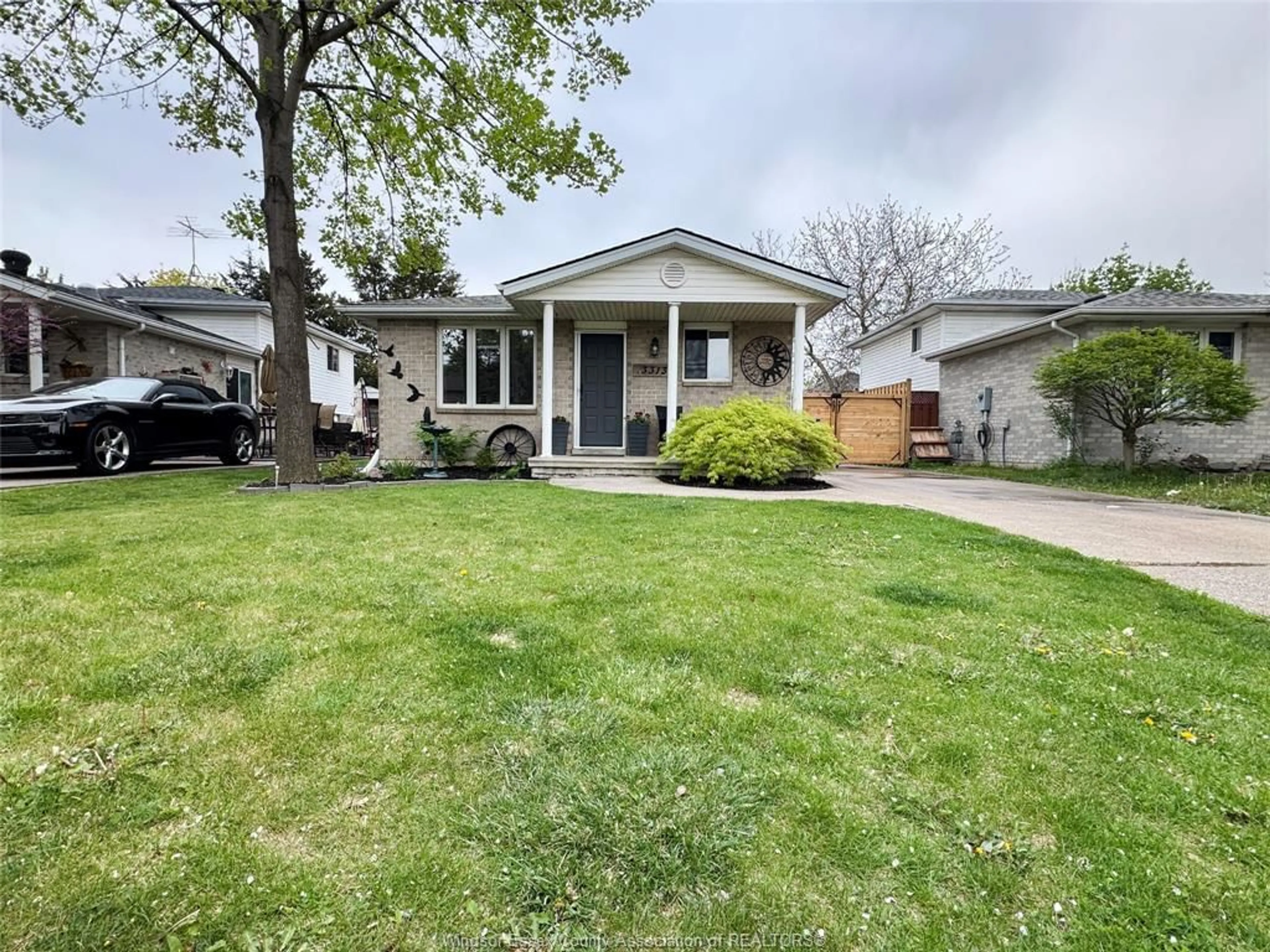 Home with vinyl exterior material, street for 3313 CANDLEWOOD Cres, Windsor Ontario N8W 5M5