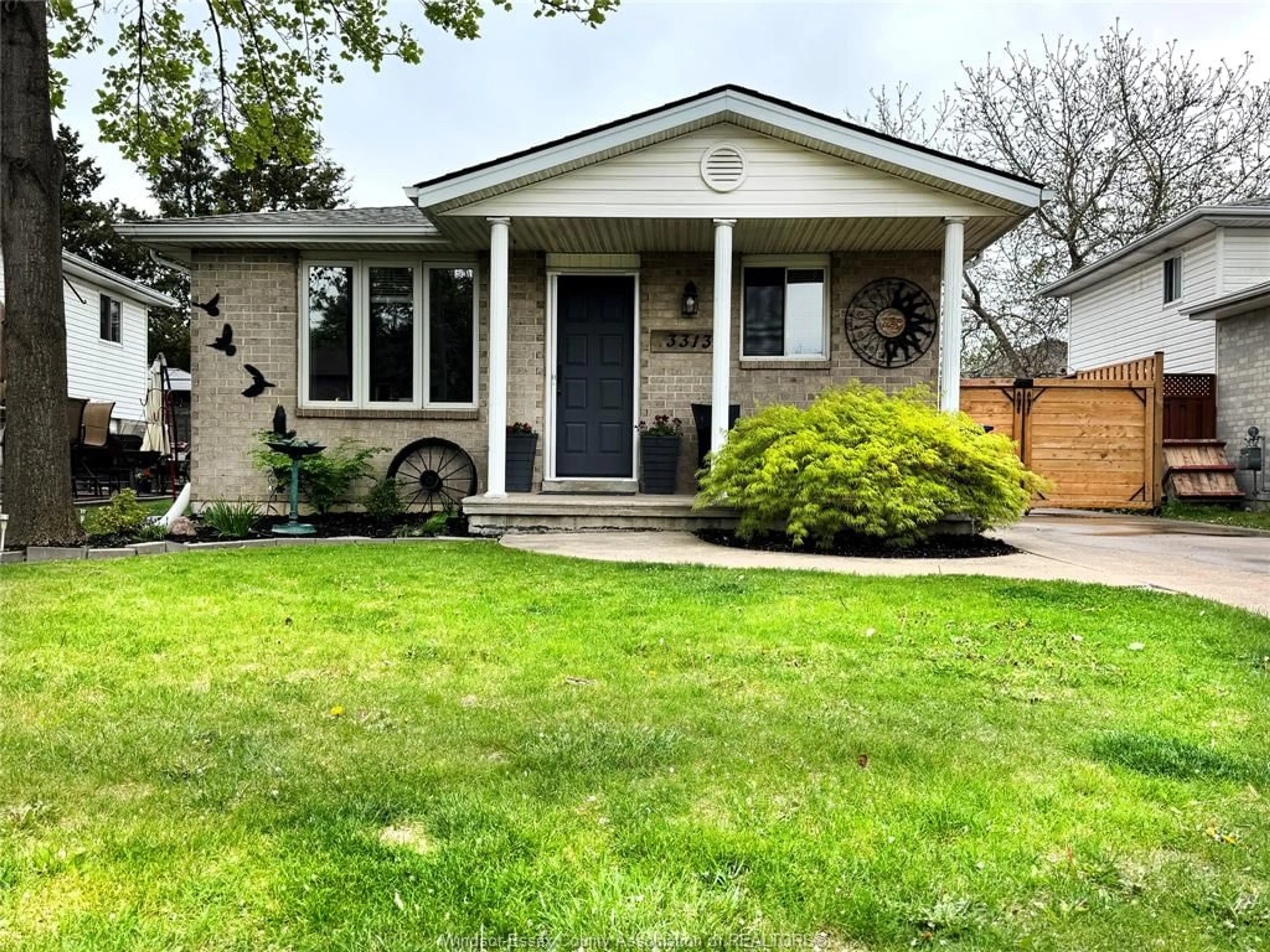 Home with vinyl exterior material, street for 3313 CANDLEWOOD Cres, Windsor Ontario N8W 5M5