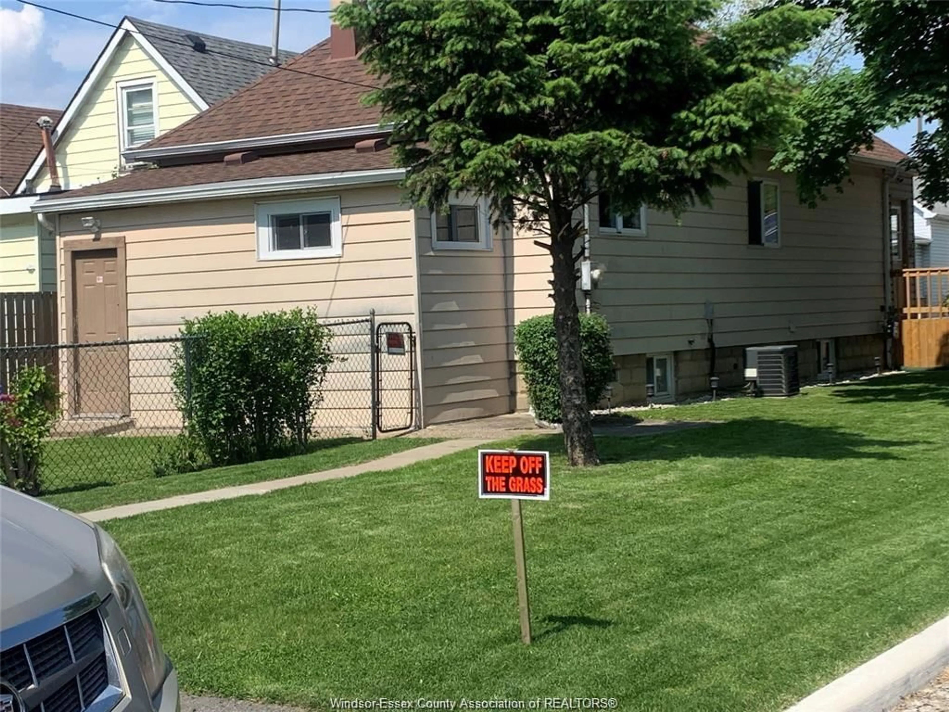 A pic from outside/outdoor area/front of a property/back of a property/a pic from drone, street for 797 BRIDGE Ave, Windsor Ontario N9B 2M5