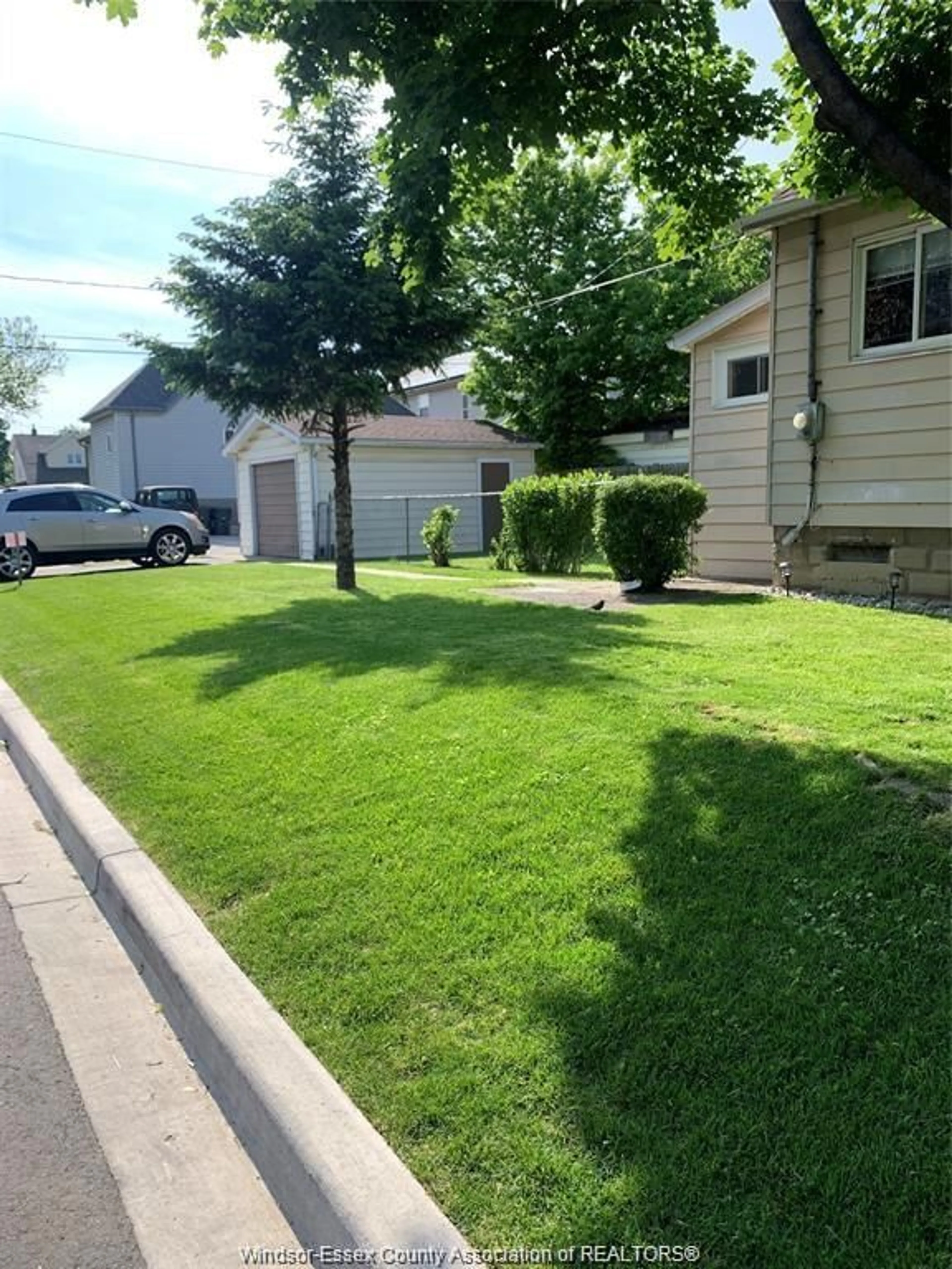 A pic from outside/outdoor area/front of a property/back of a property/a pic from drone, street for 797 BRIDGE Ave, Windsor Ontario N9B 2M5