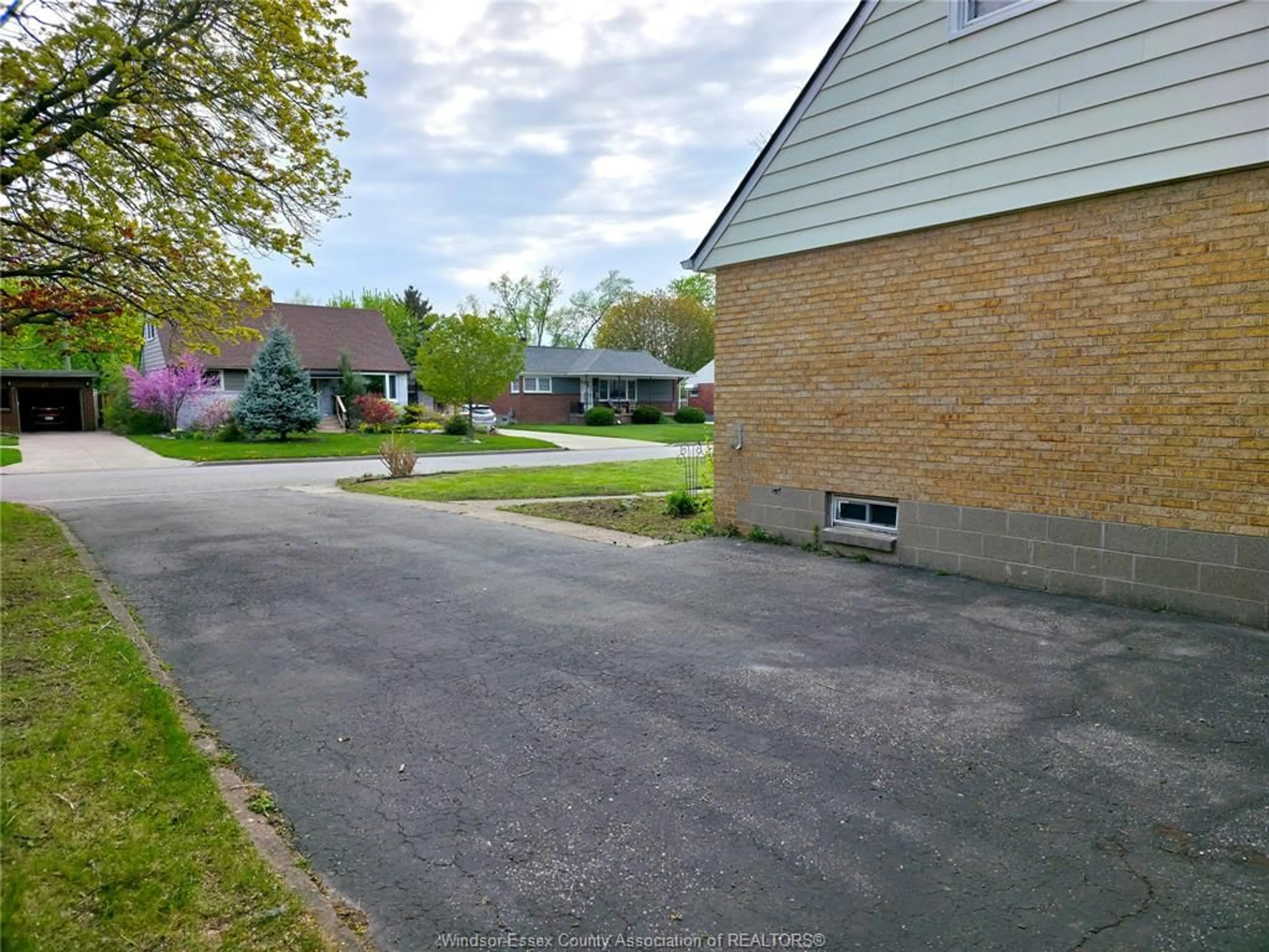 A pic from outside/outdoor area/front of a property/back of a property/a pic from drone, street for 3672 MORRIS Dr, Windsor Ontario N9E 2K7