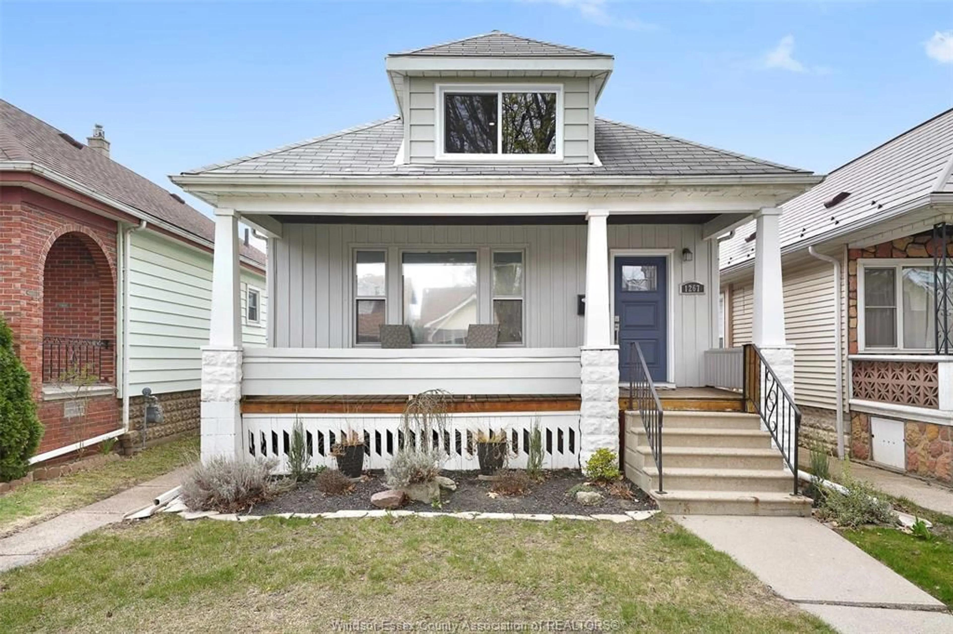 Home with vinyl exterior material, street for 1267 LINCOLN, Windsor Ontario N8Y 2H9