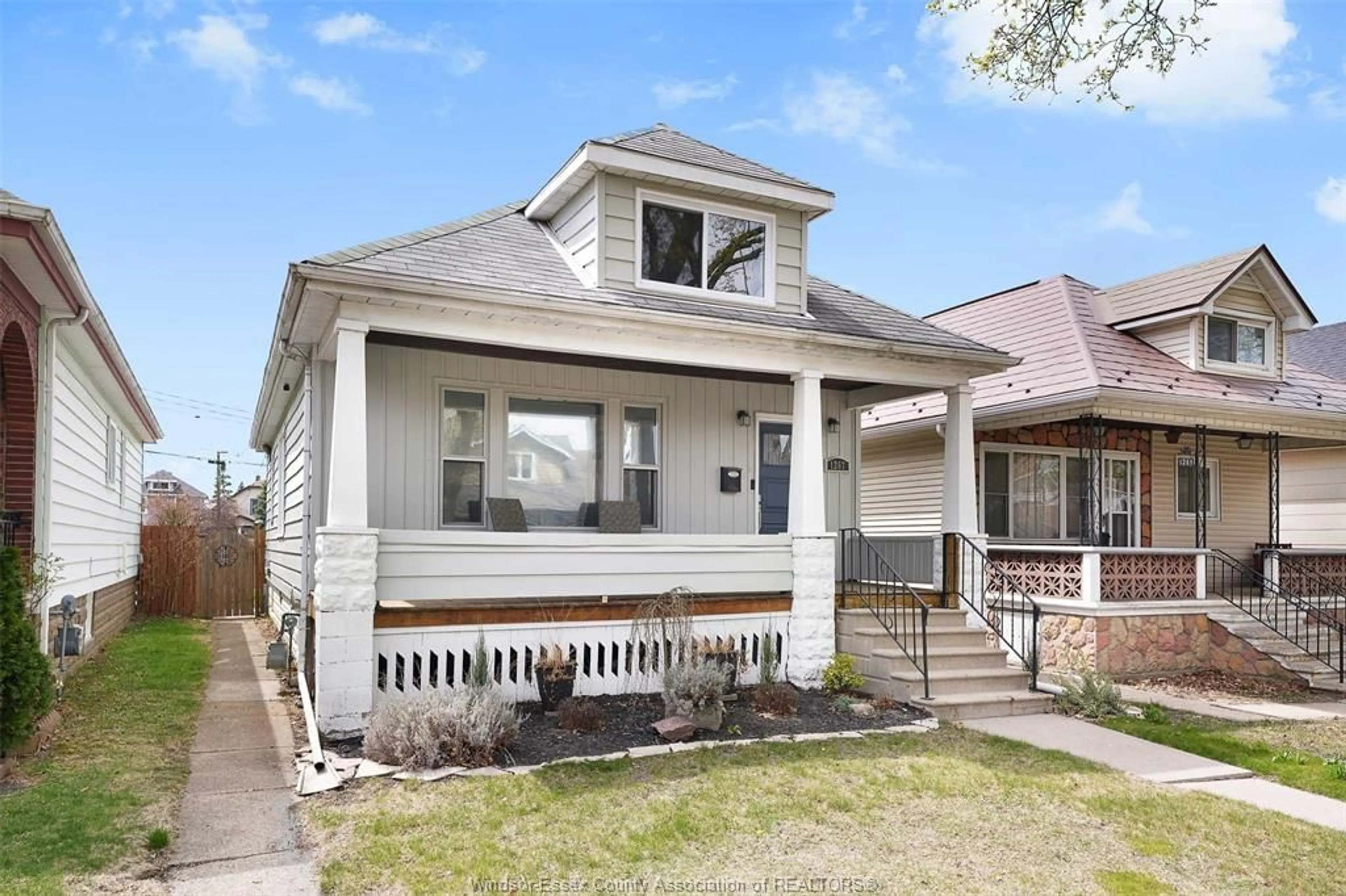 Home with vinyl exterior material, street for 1267 LINCOLN, Windsor Ontario N8Y 2H9