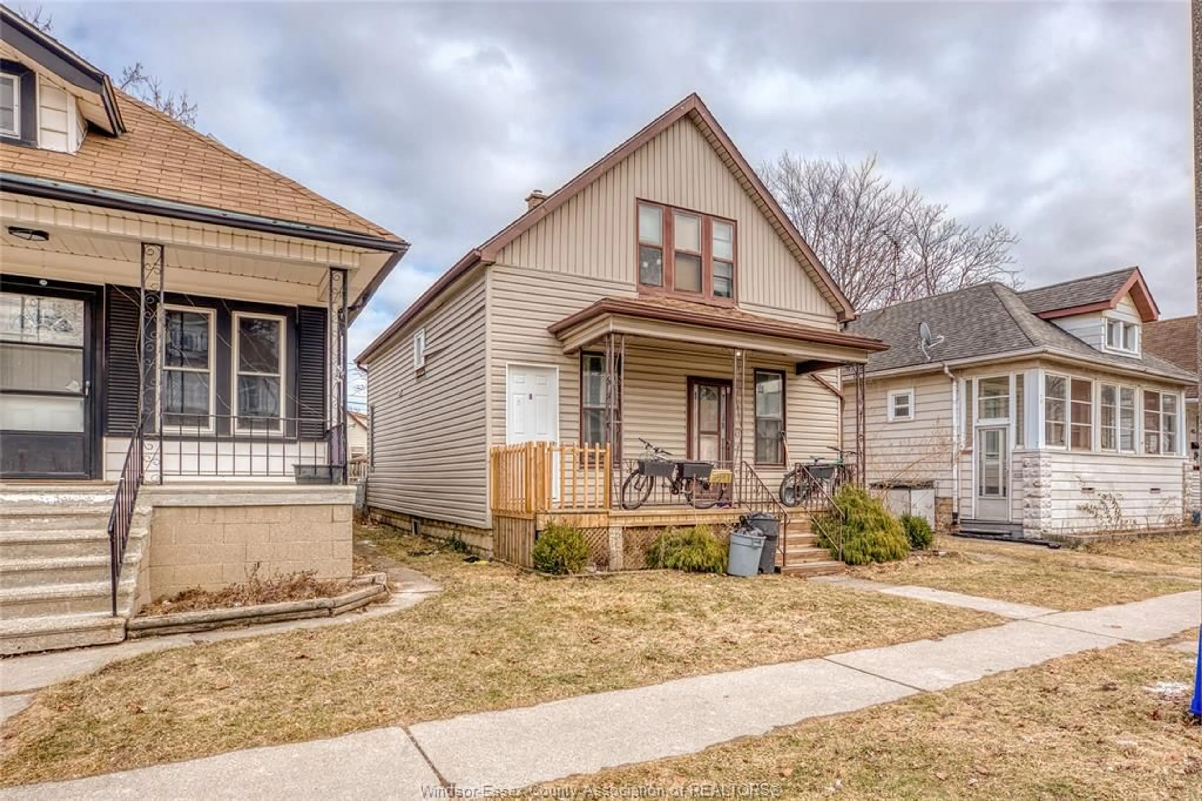 Home with brick exterior material, street for 460 MCEWAN, Windsor Ontario N9B 2E8