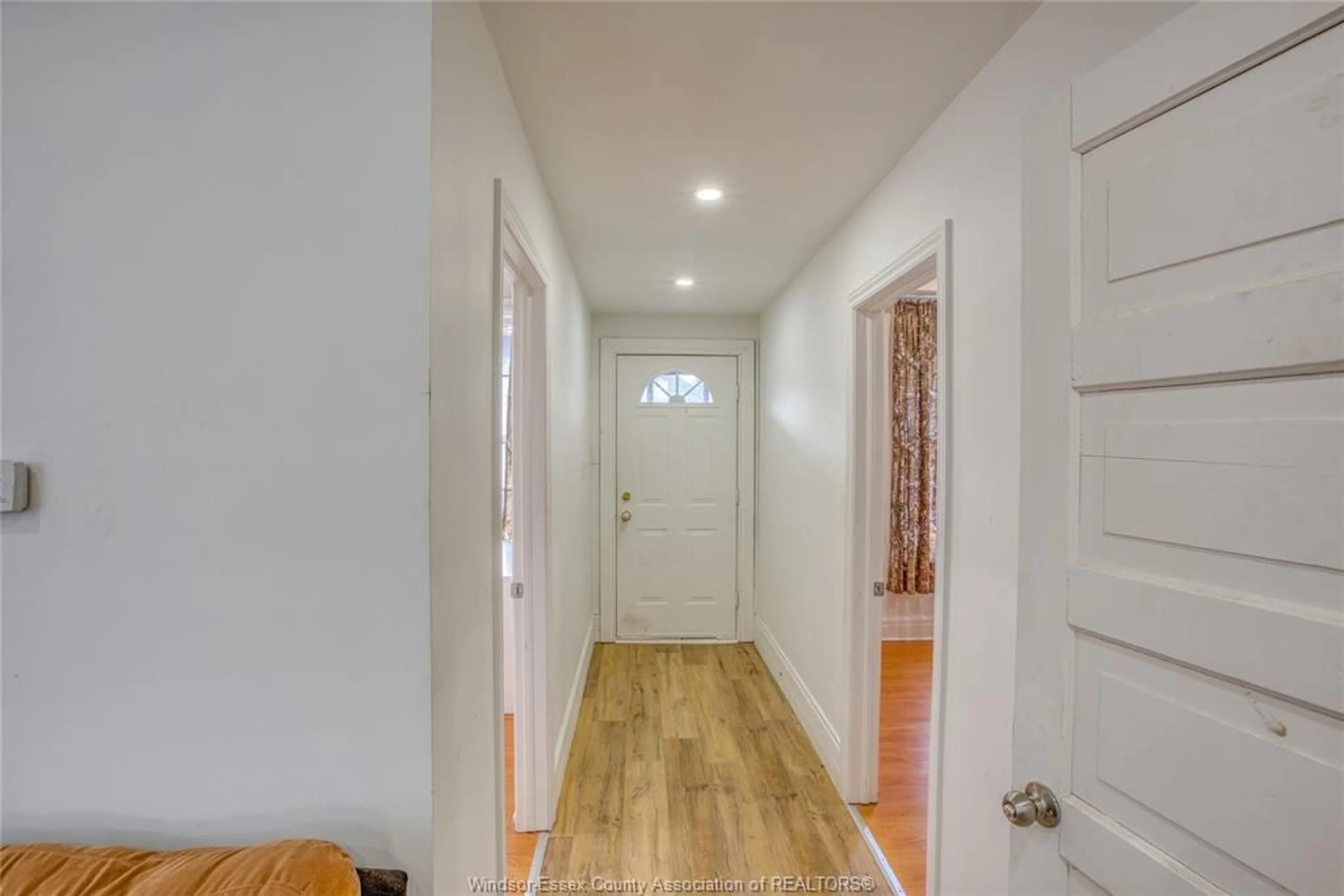 Indoor entryway for 460 MCEWAN, Windsor Ontario N9B 2E8