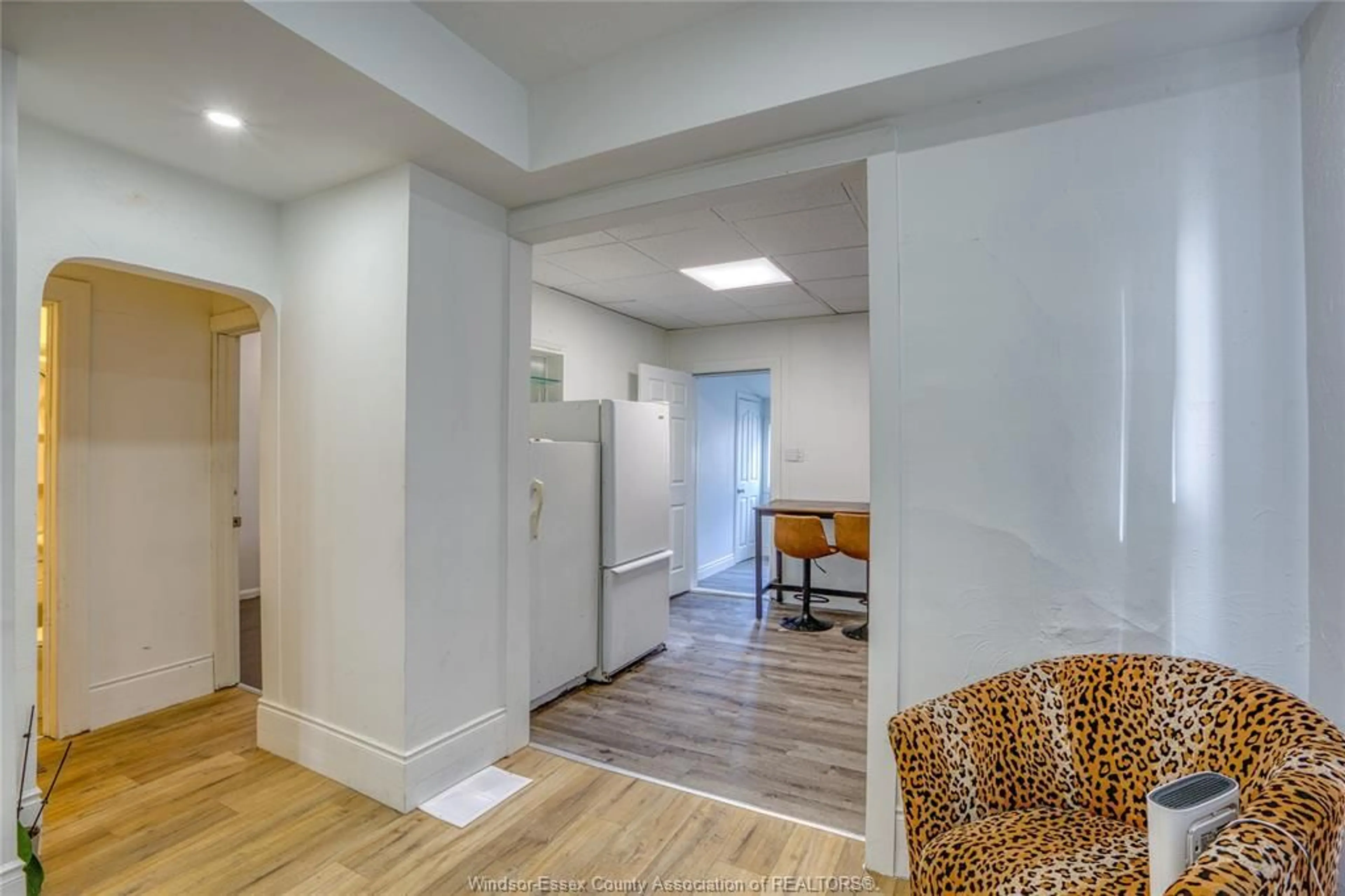 Indoor entryway for 460 MCEWAN, Windsor Ontario N9B 2E8