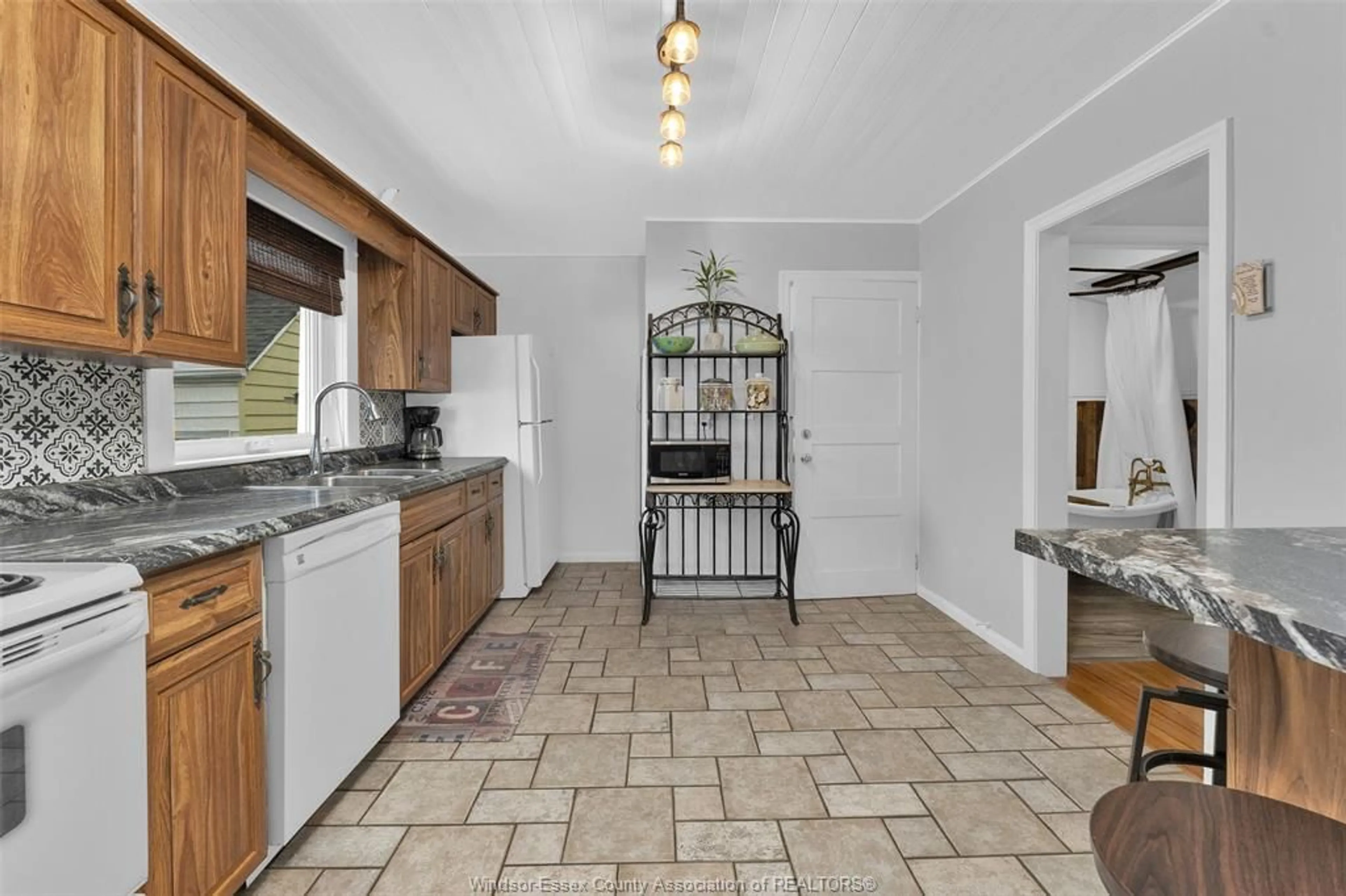 Standard kitchen, ceramic/tile floor for 2426 FRANCOIS Rd, Windsor Ontario N8W 4T4
