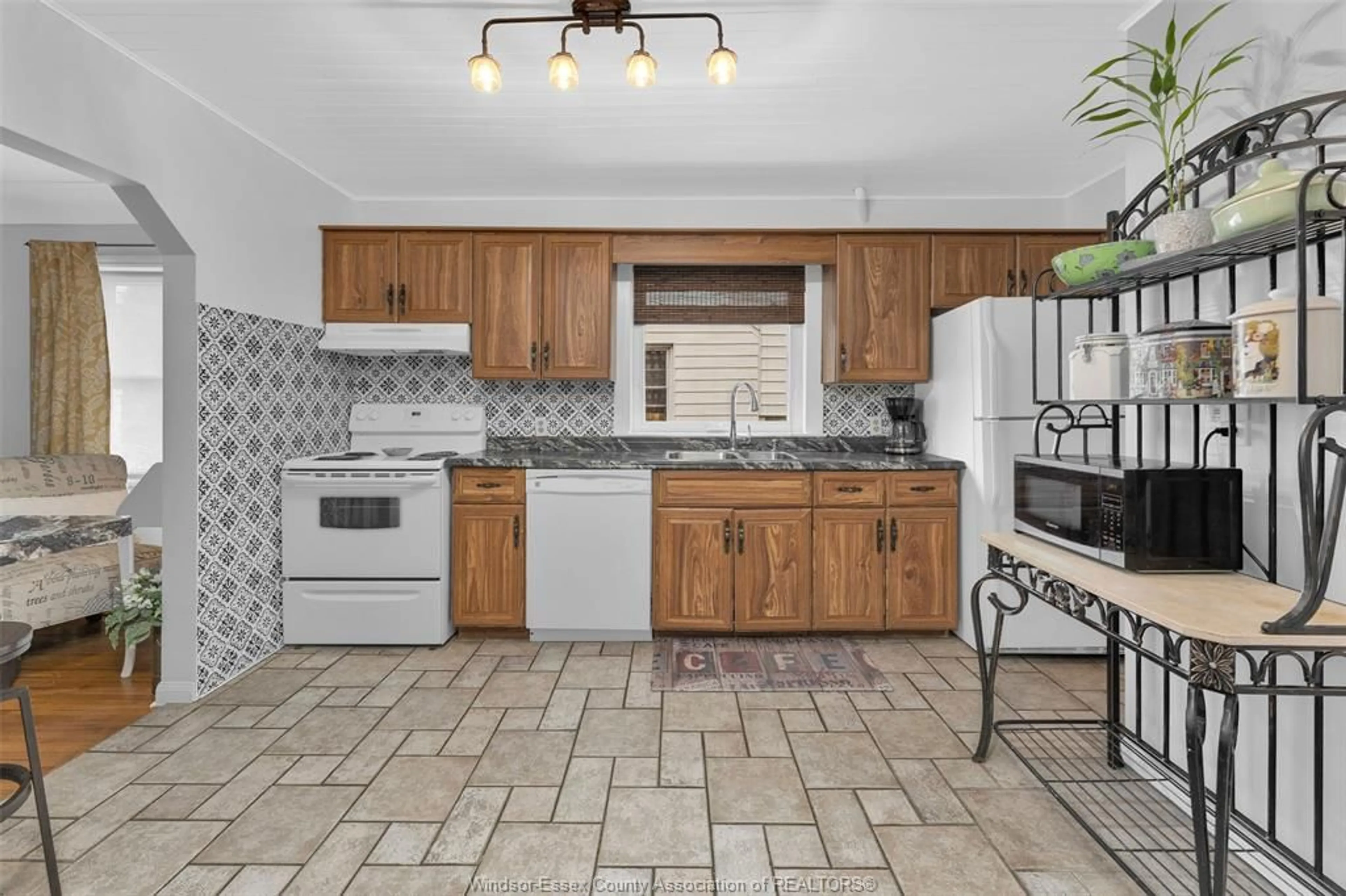 Standard kitchen, ceramic/tile floor for 2426 FRANCOIS Rd, Windsor Ontario N8W 4T4