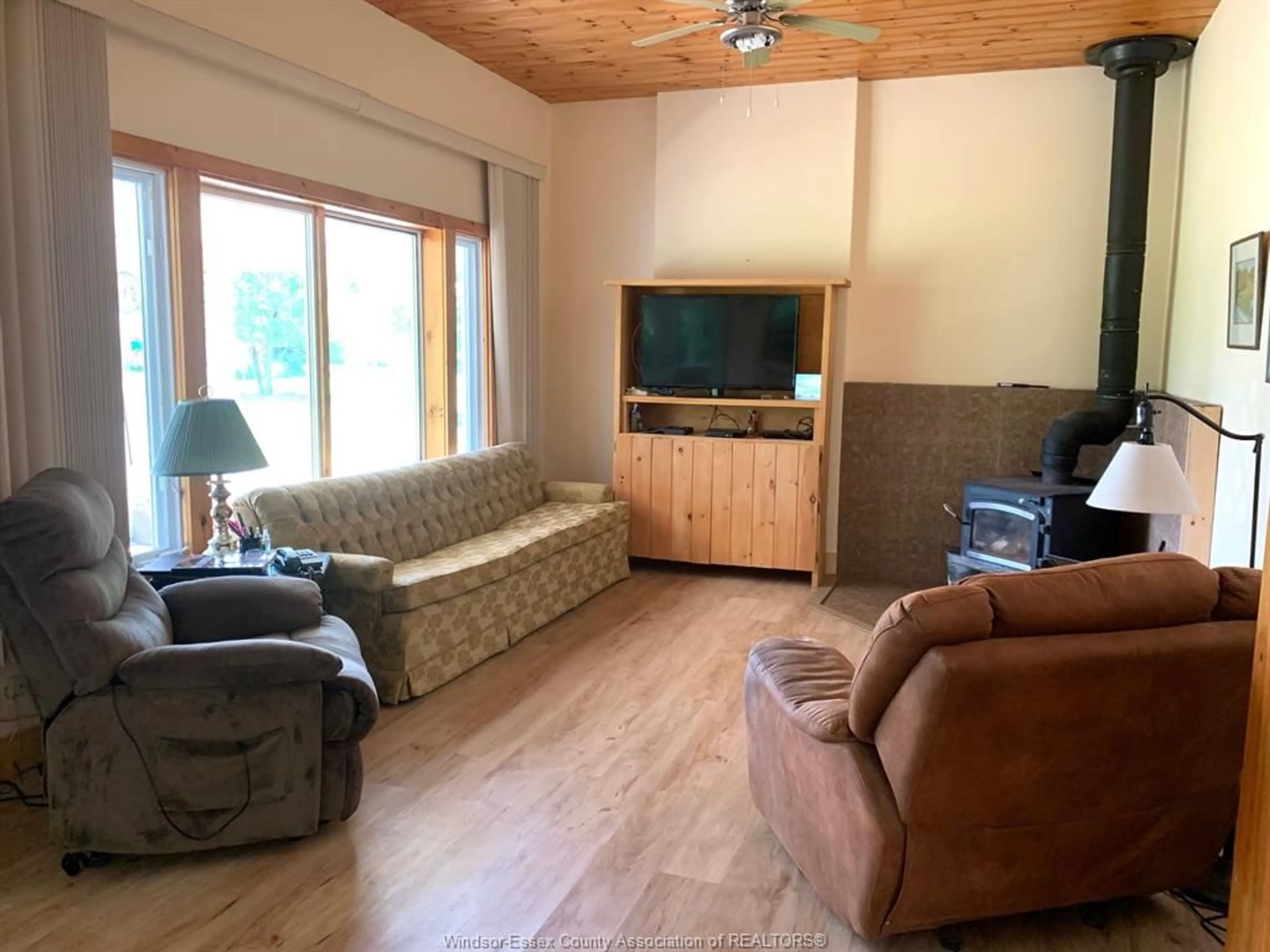 Living room with furniture, wood/laminate floor for 473 SOUTH SHORE Rd, Pelee Island Ontario N0R 1M0