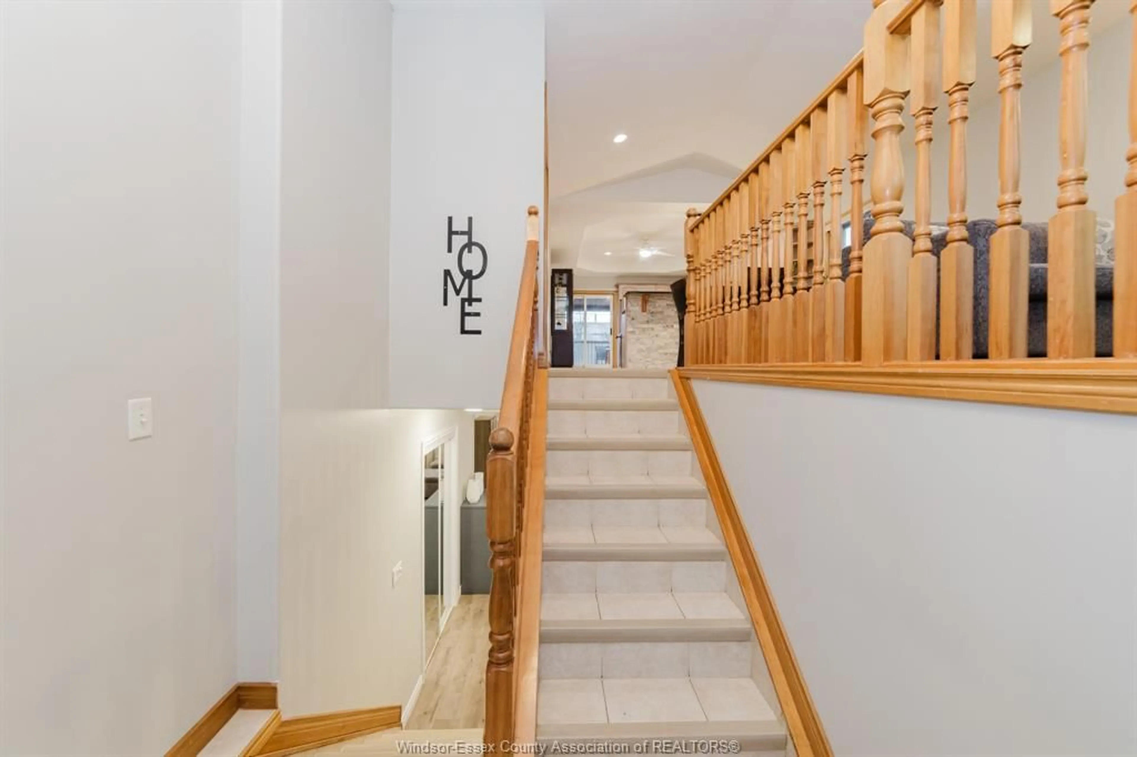 Indoor foyer for 4821 JULIET Cres, Windsor Ontario N9G 3A6
