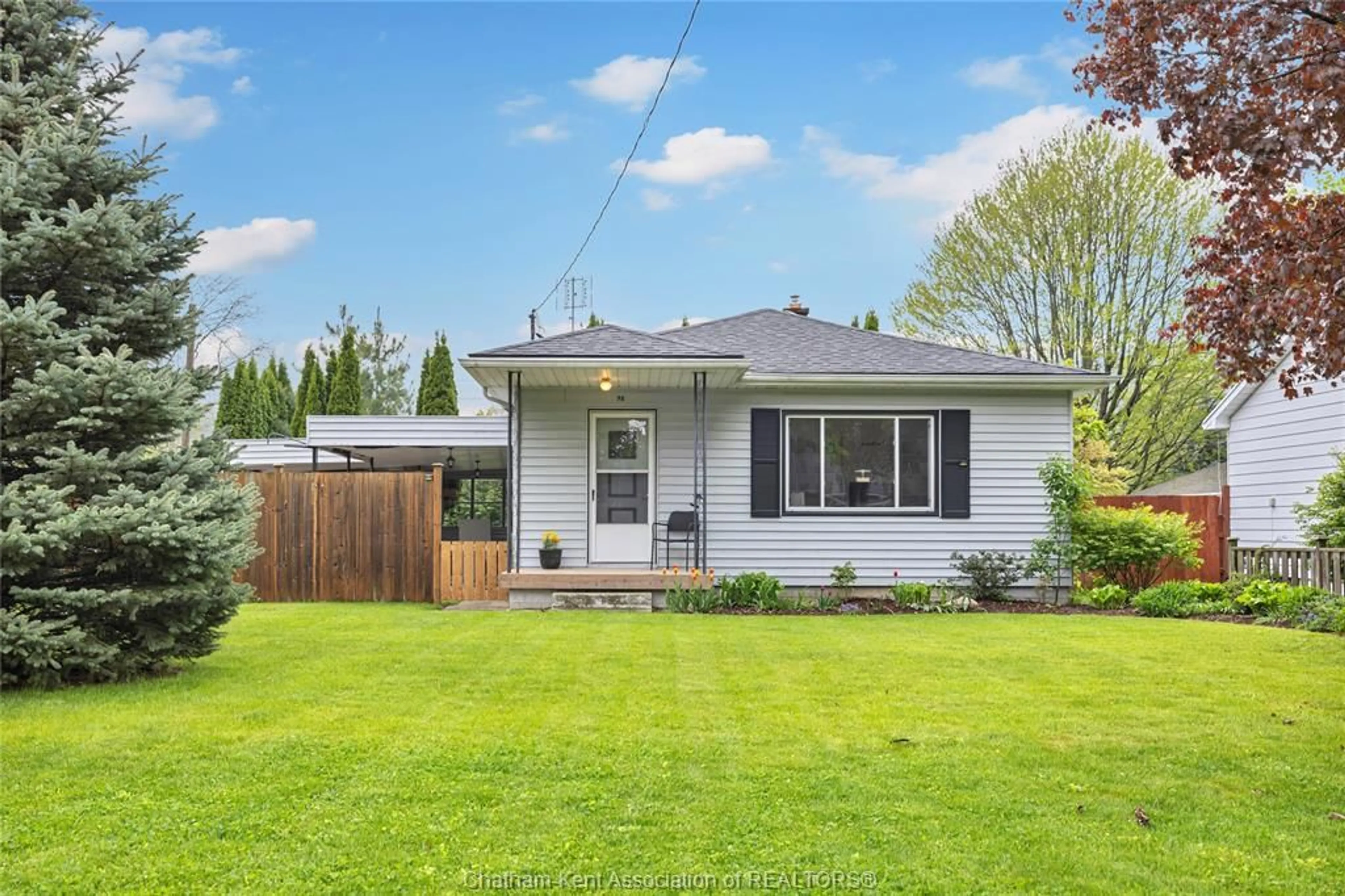 Home with vinyl exterior material, street for 98 Canterbury St, Chatham Ontario N7L 3S7