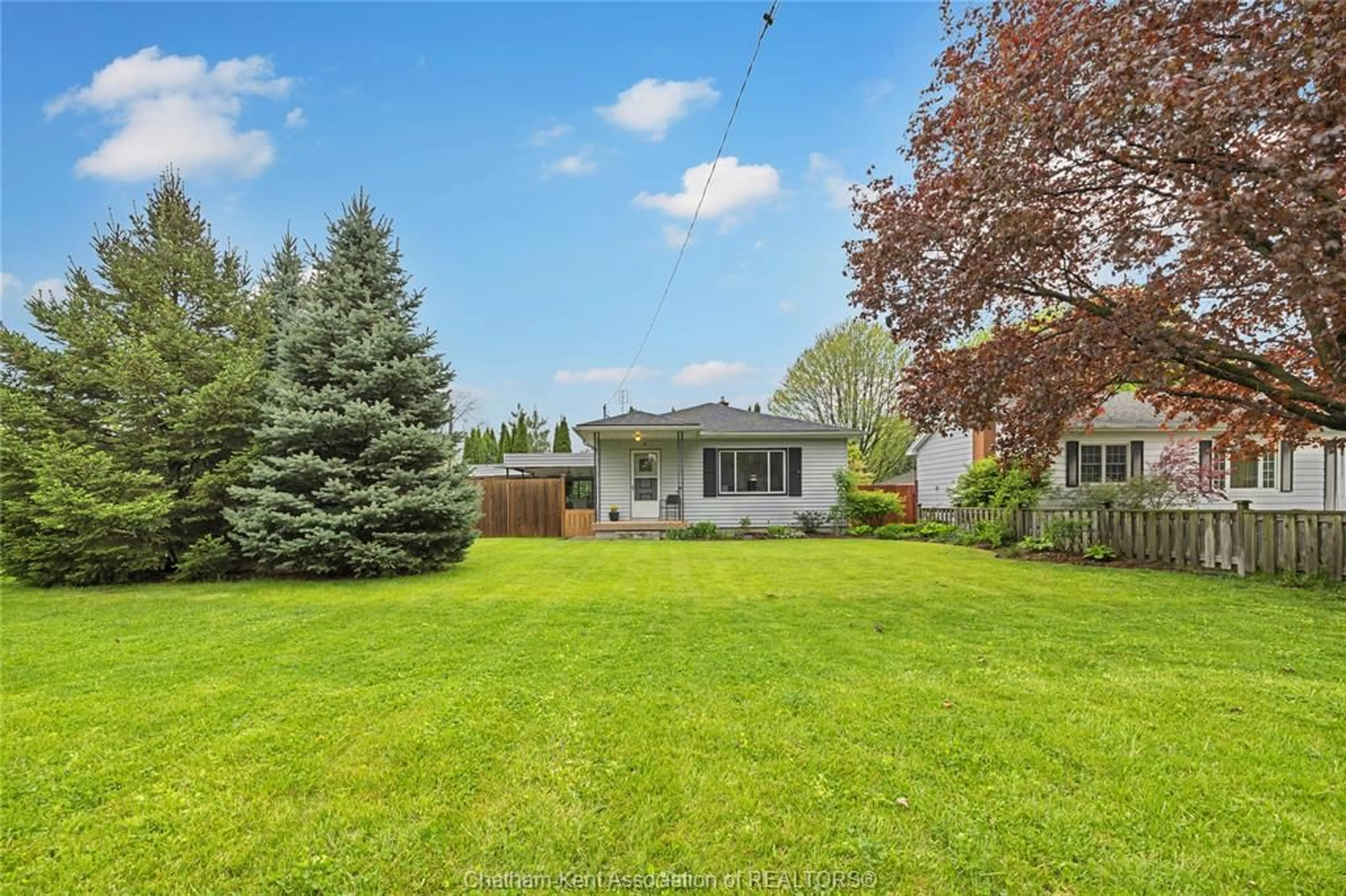 A pic from outside/outdoor area/front of a property/back of a property/a pic from drone, unknown for 98 Canterbury St, Chatham Ontario N7L 3S7