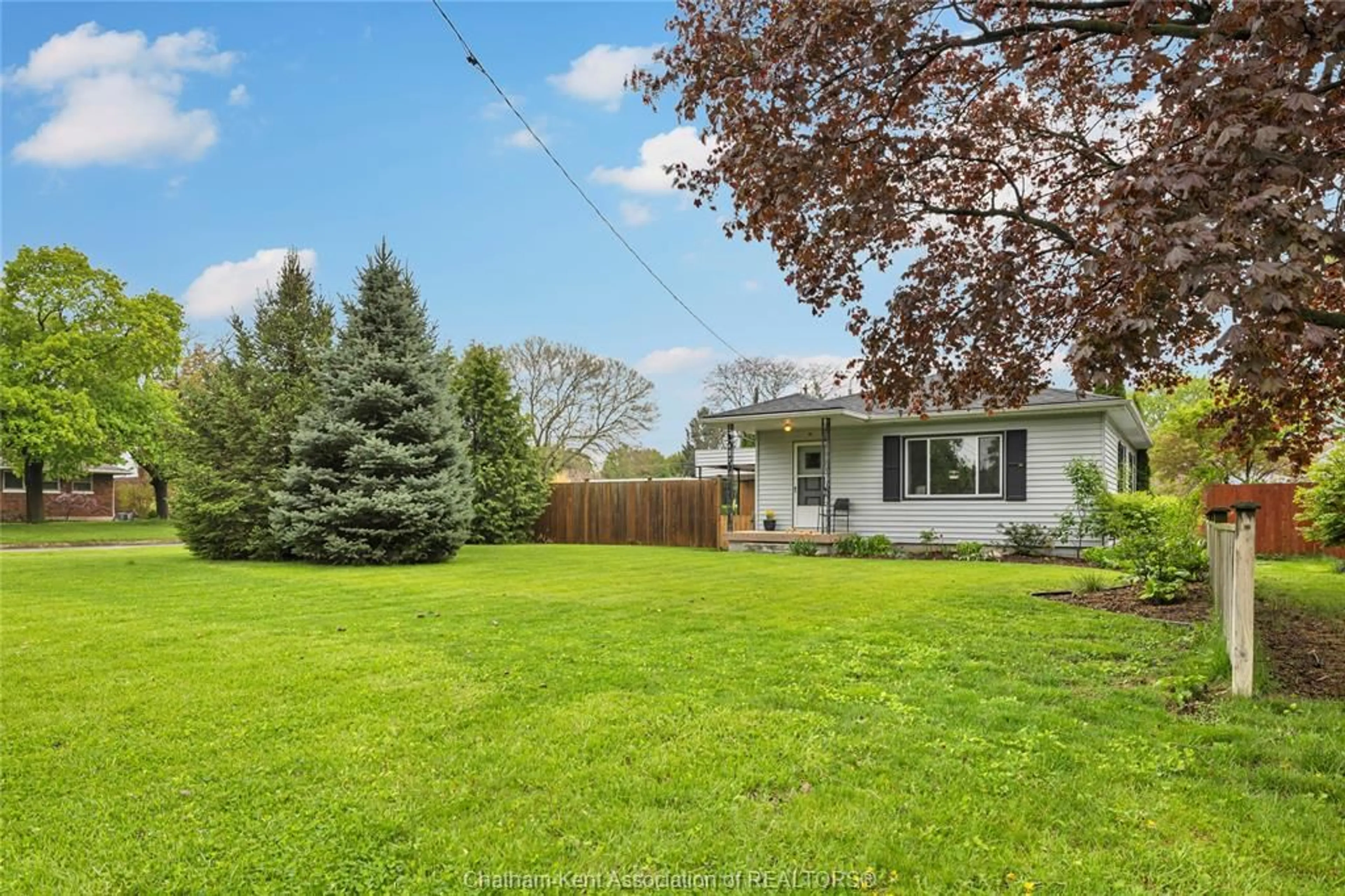 A pic from outside/outdoor area/front of a property/back of a property/a pic from drone, unknown for 98 Canterbury St, Chatham Ontario N7L 3S7