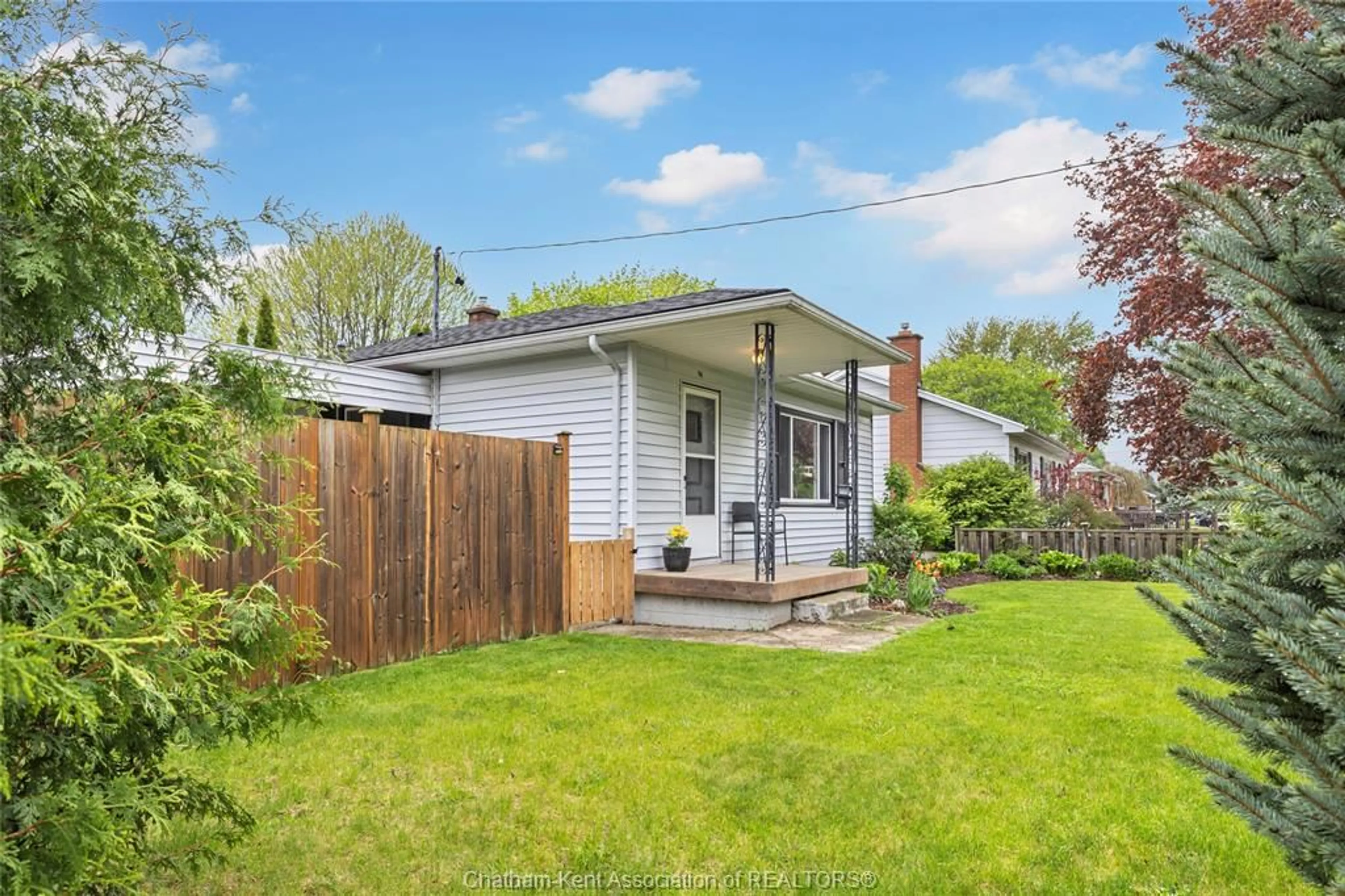 Home with vinyl exterior material, street for 98 Canterbury St, Chatham Ontario N7L 3S7