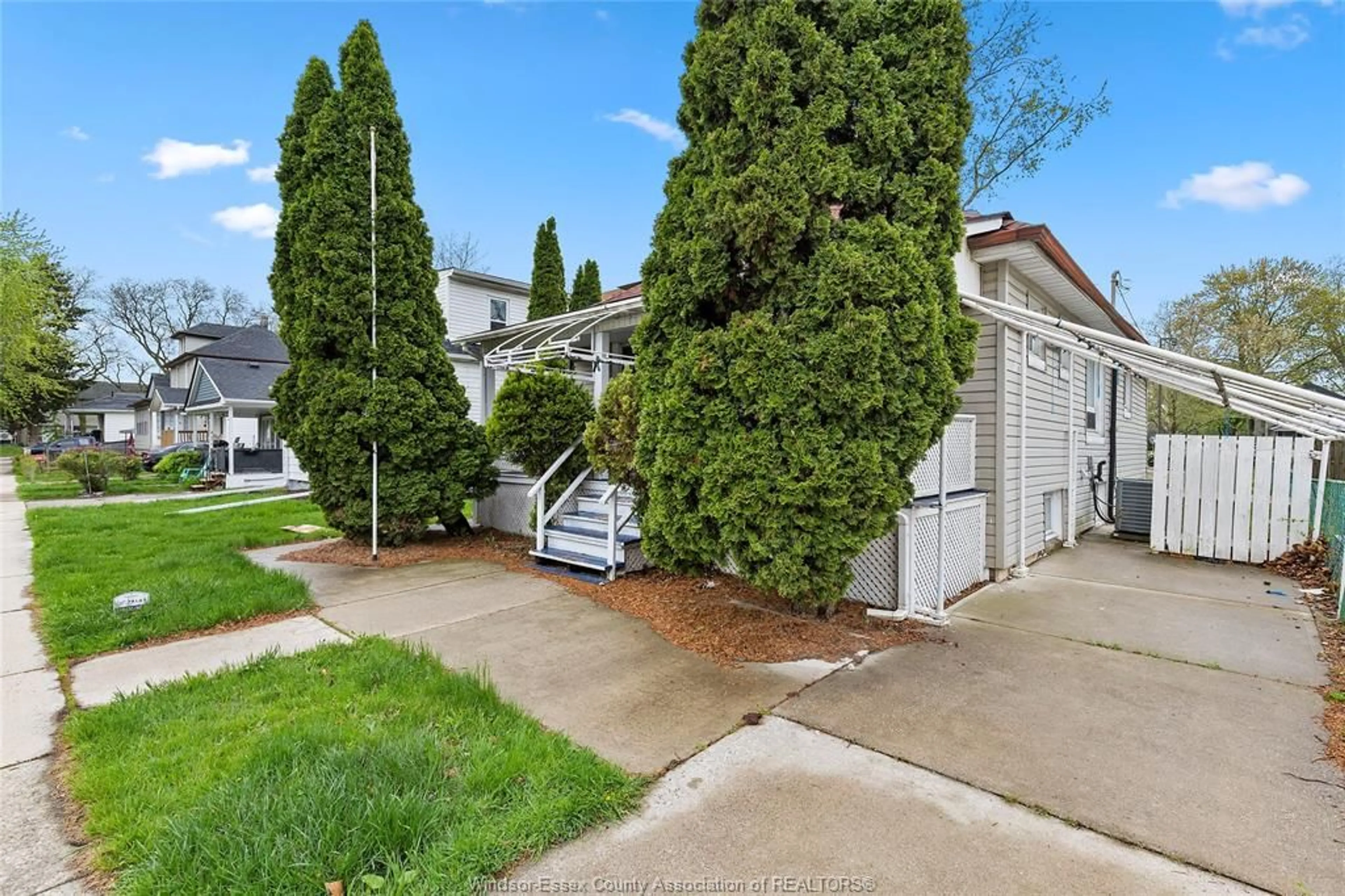 A pic from outside/outdoor area/front of a property/back of a property/a pic from drone, street for 609 St Joseph, Windsor Ontario N9C 3H3