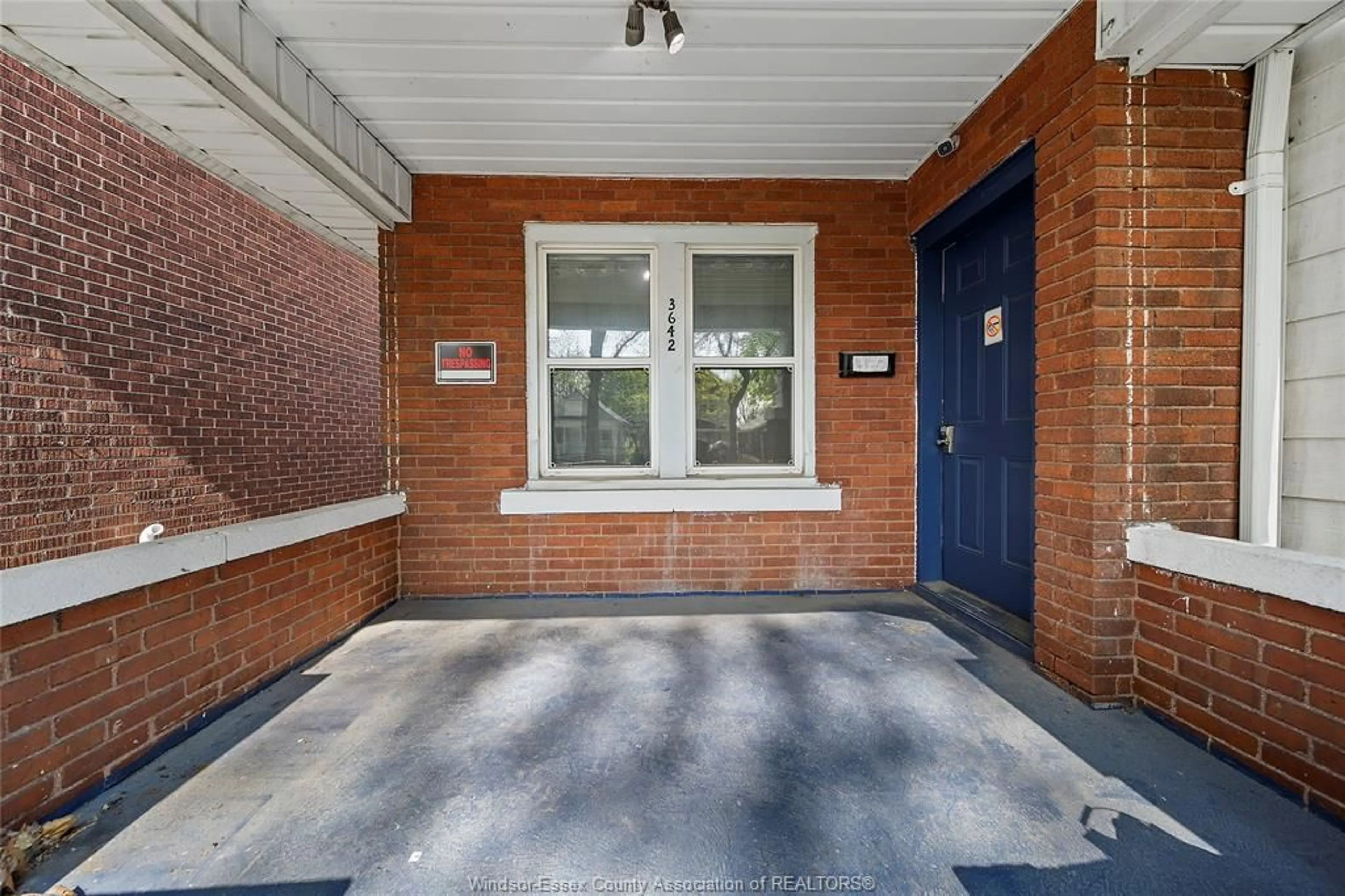 Indoor foyer for 3642 QUEEN St, Windsor Ontario N9C 1N9