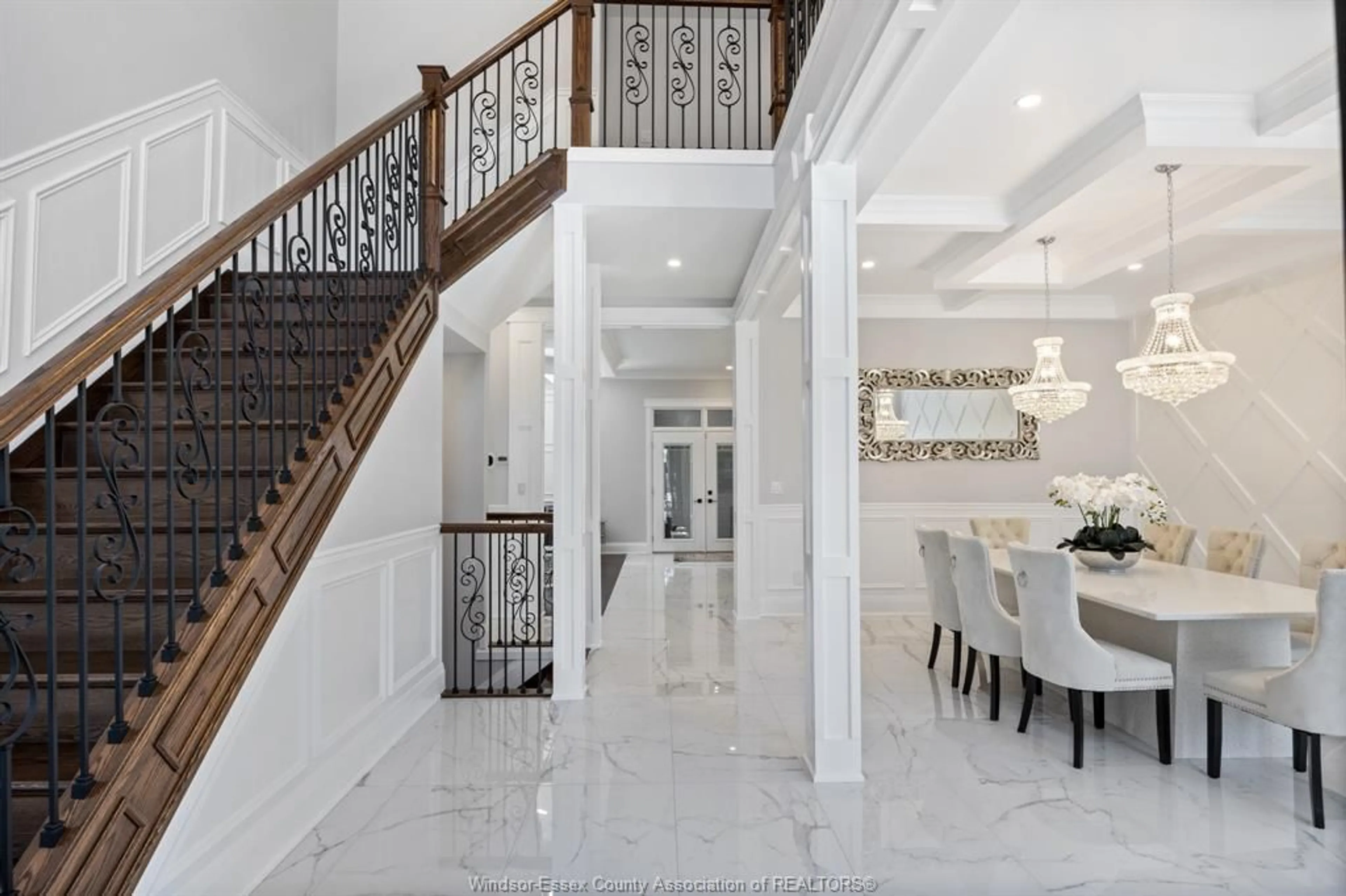 Indoor foyer for 600 KENWOOD, LaSalle Ontario N9J 0C9