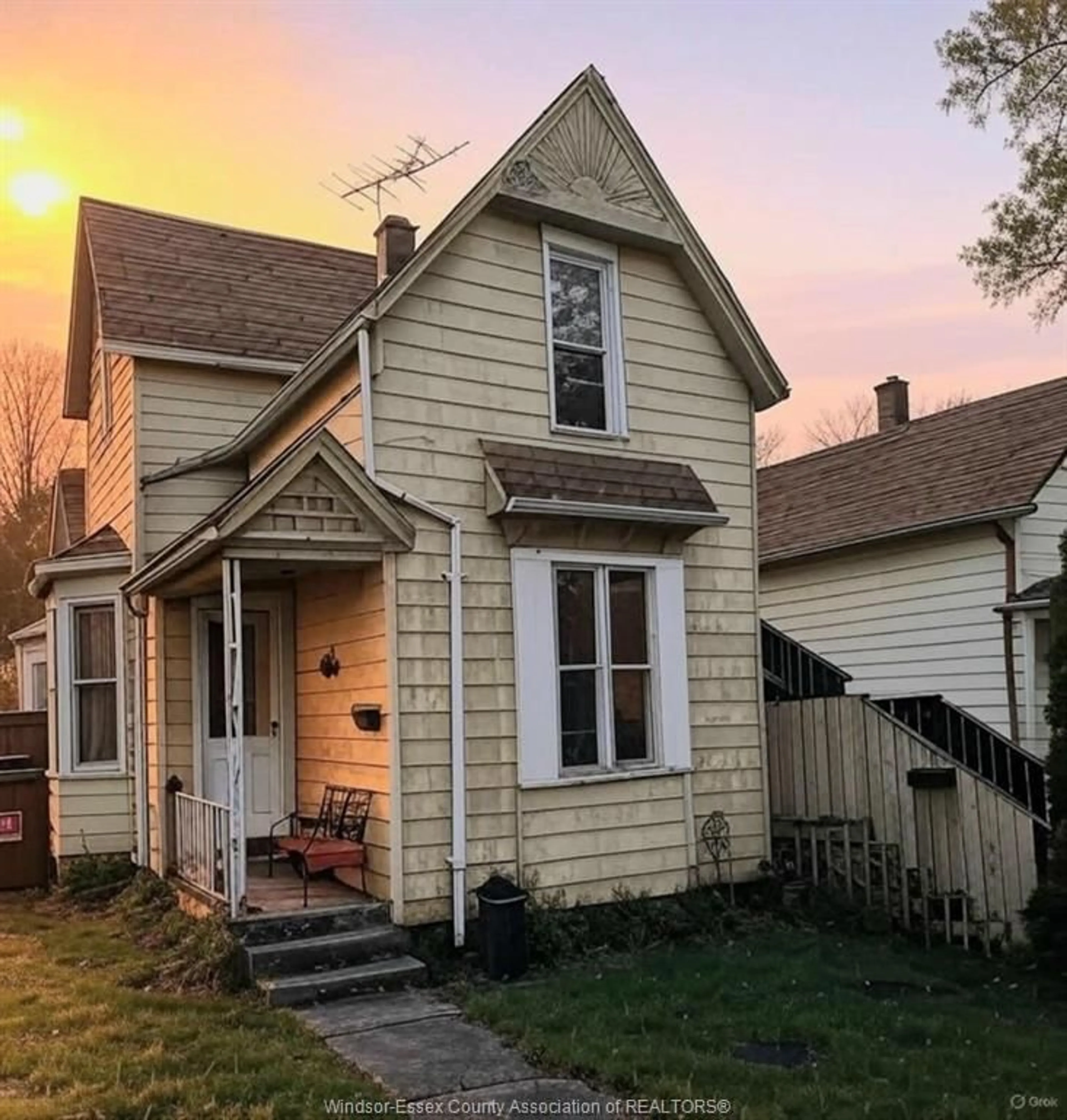 A pic from outside/outdoor area/front of a property/back of a property/a pic from drone, street for 253 CURRY, Windsor Ontario N9B 2B4