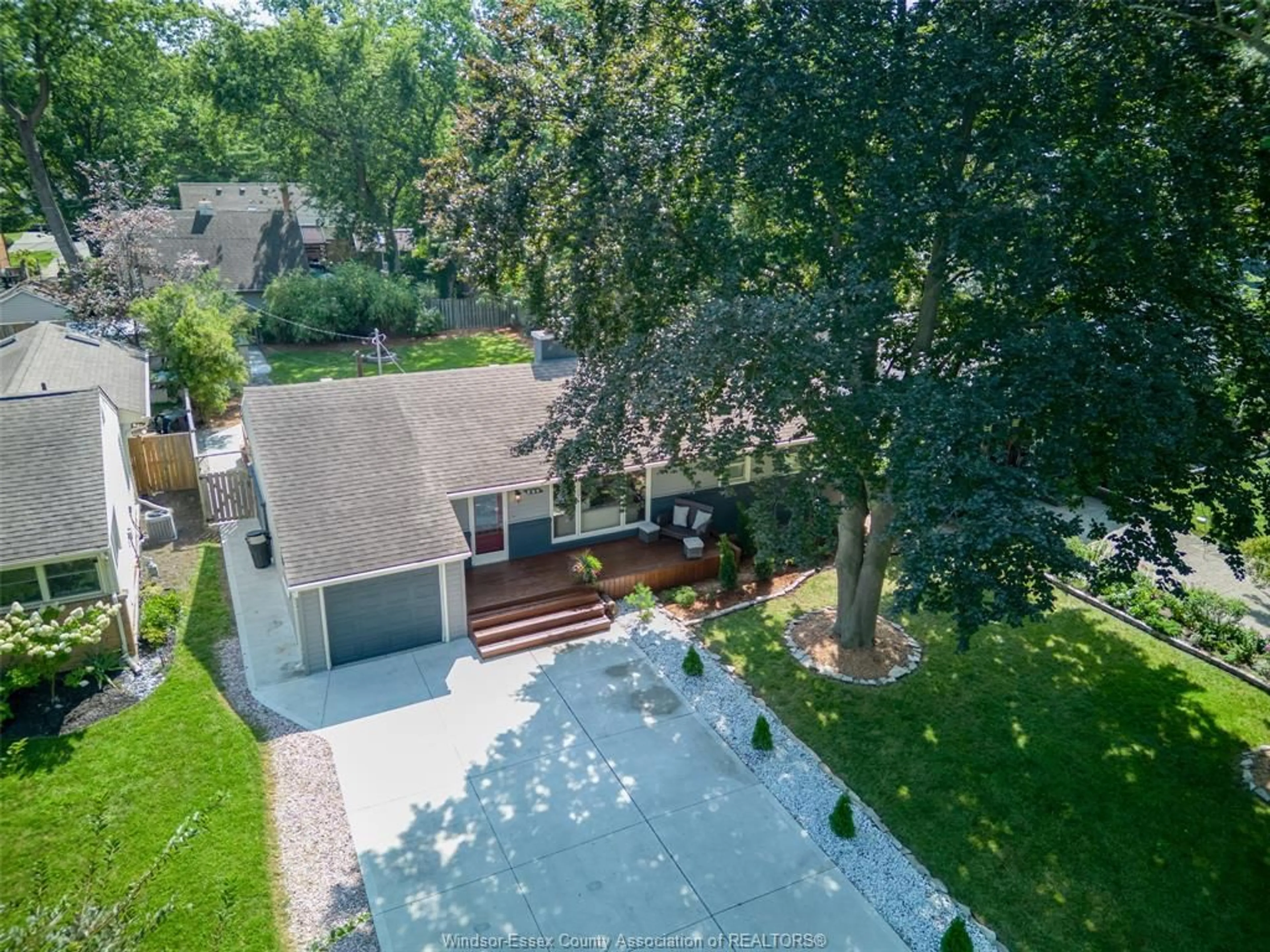 A pic from outside/outdoor area/front of a property/back of a property/a pic from drone, street for 264 ARLINGTON Blvd, Tecumseh Ontario N8N 4C1
