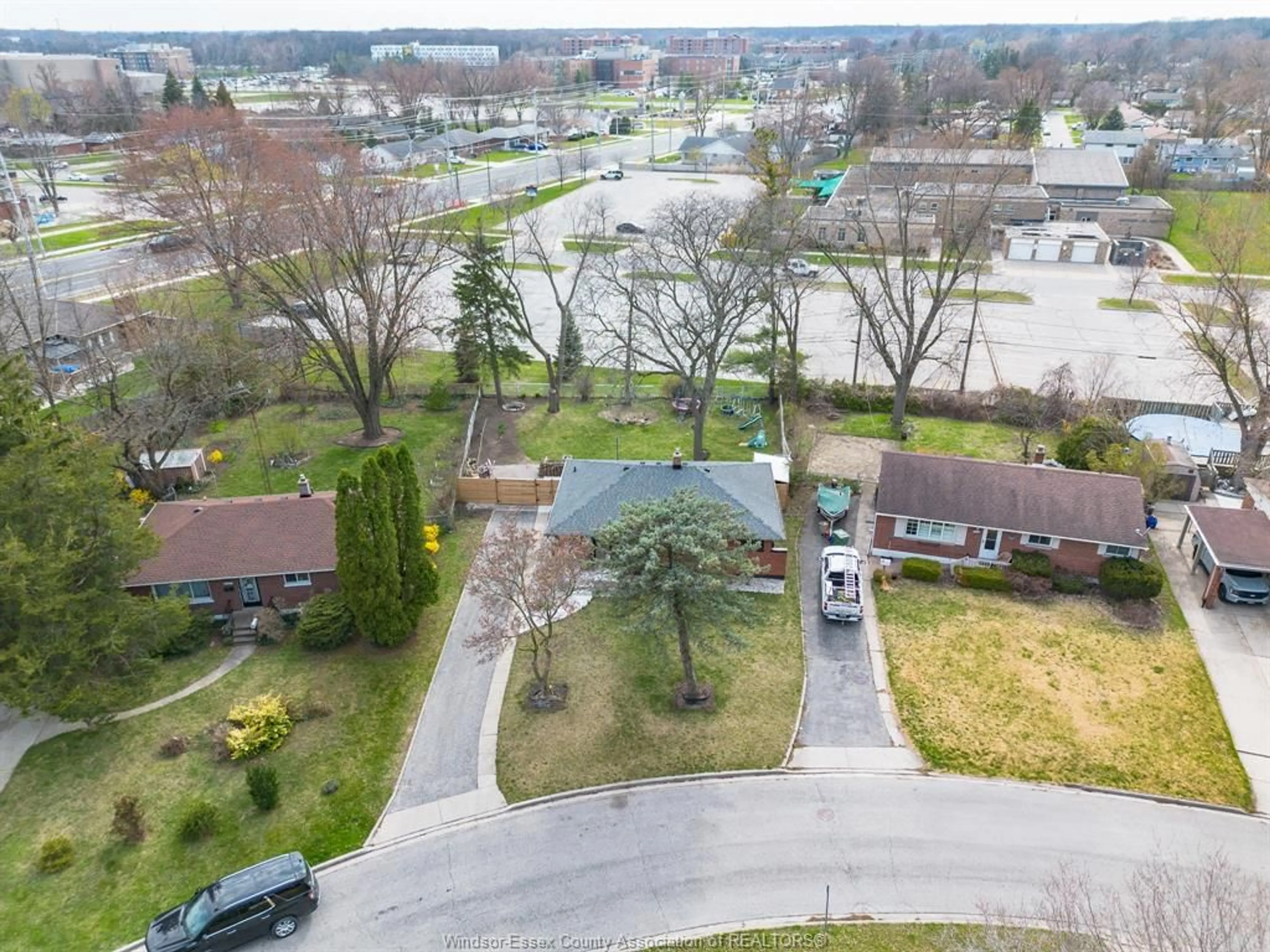 A pic from outside/outdoor area/front of a property/back of a property/a pic from drone, unknown for 3745 MCKAY Ave, Windsor Ontario N9E 2S3