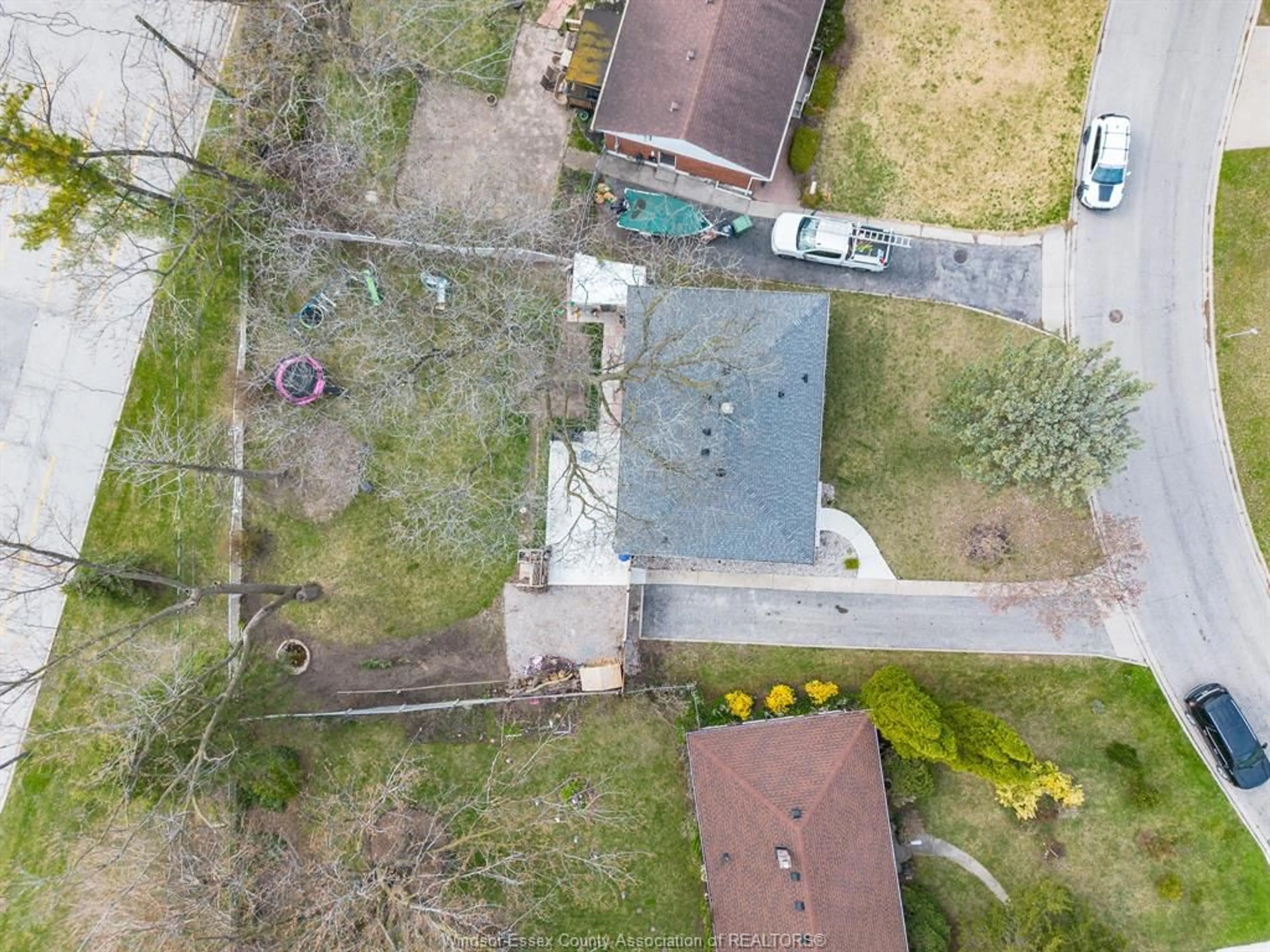 A pic from outside/outdoor area/front of a property/back of a property/a pic from drone, street for 3745 MCKAY Ave, Windsor Ontario N9E 2S3