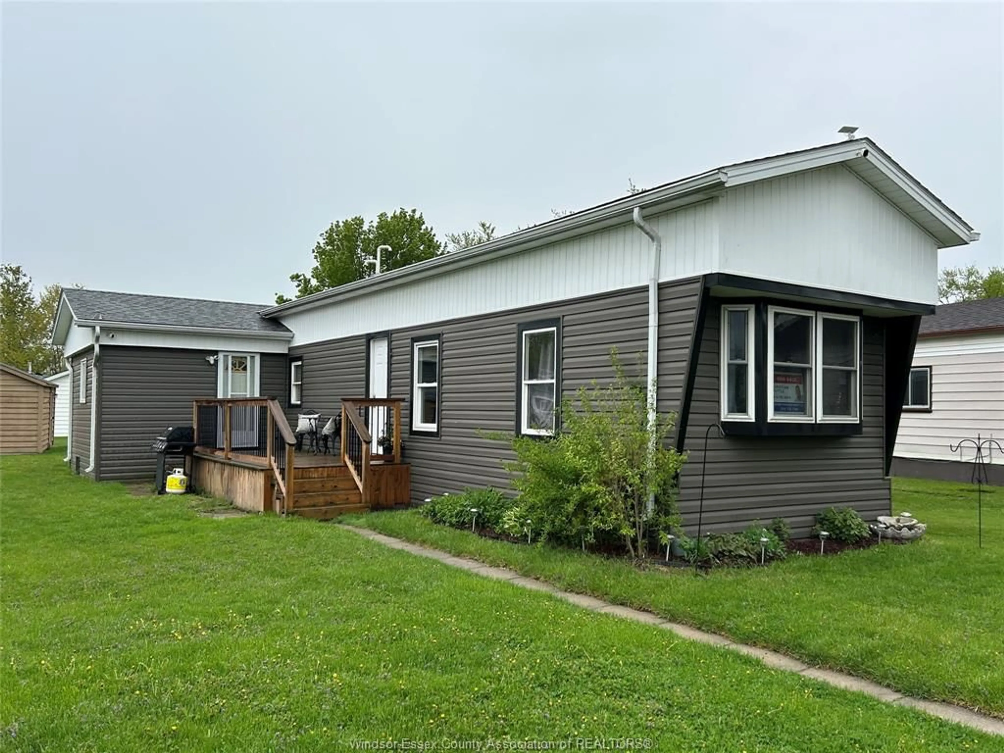 Home with vinyl exterior material, street for 3 CYPRESS Crt, McGregor Ontario N0R 1J0