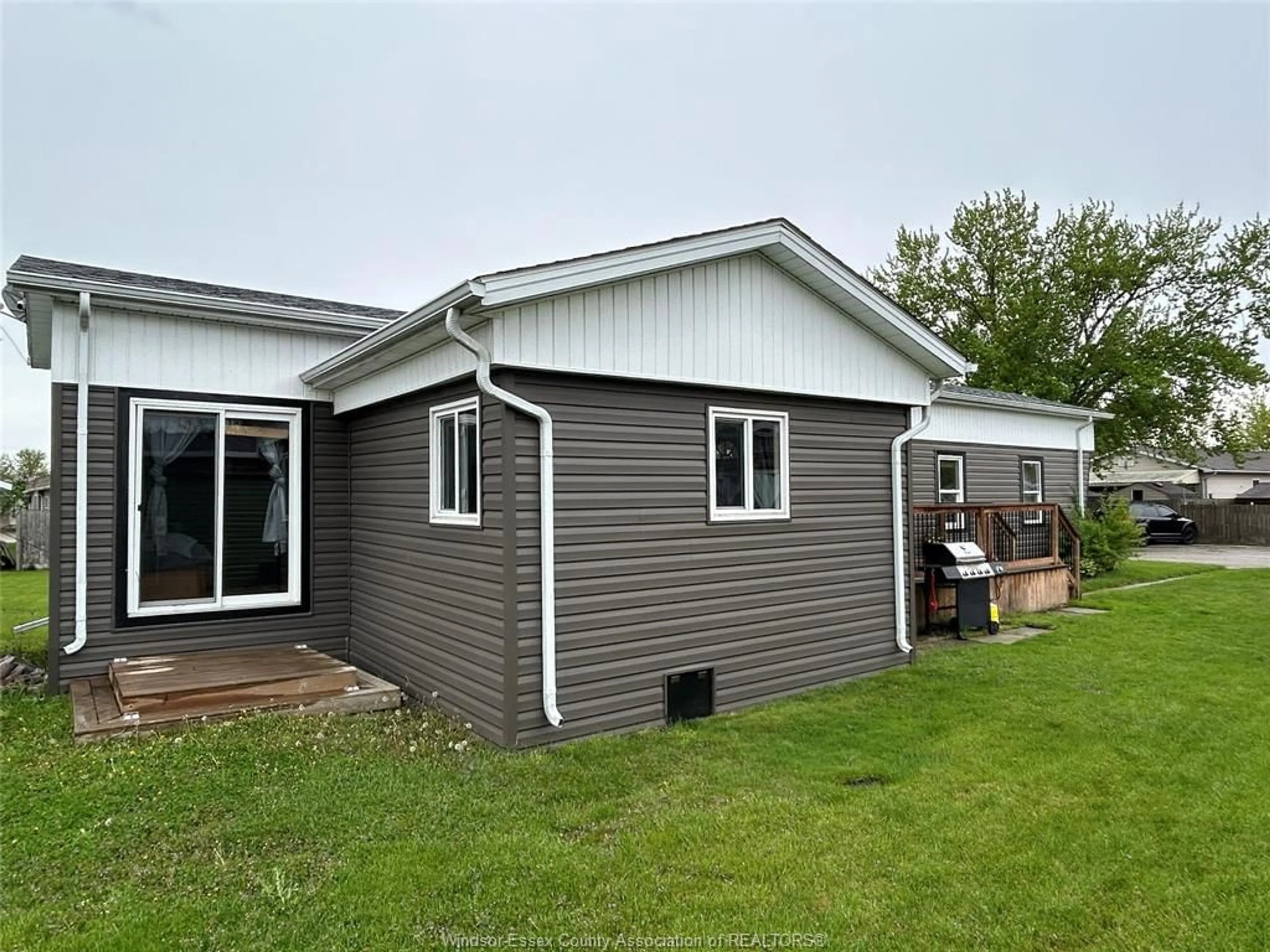 Home with vinyl exterior material, building for 3 CYPRESS Crt, McGregor Ontario N0R 1J0