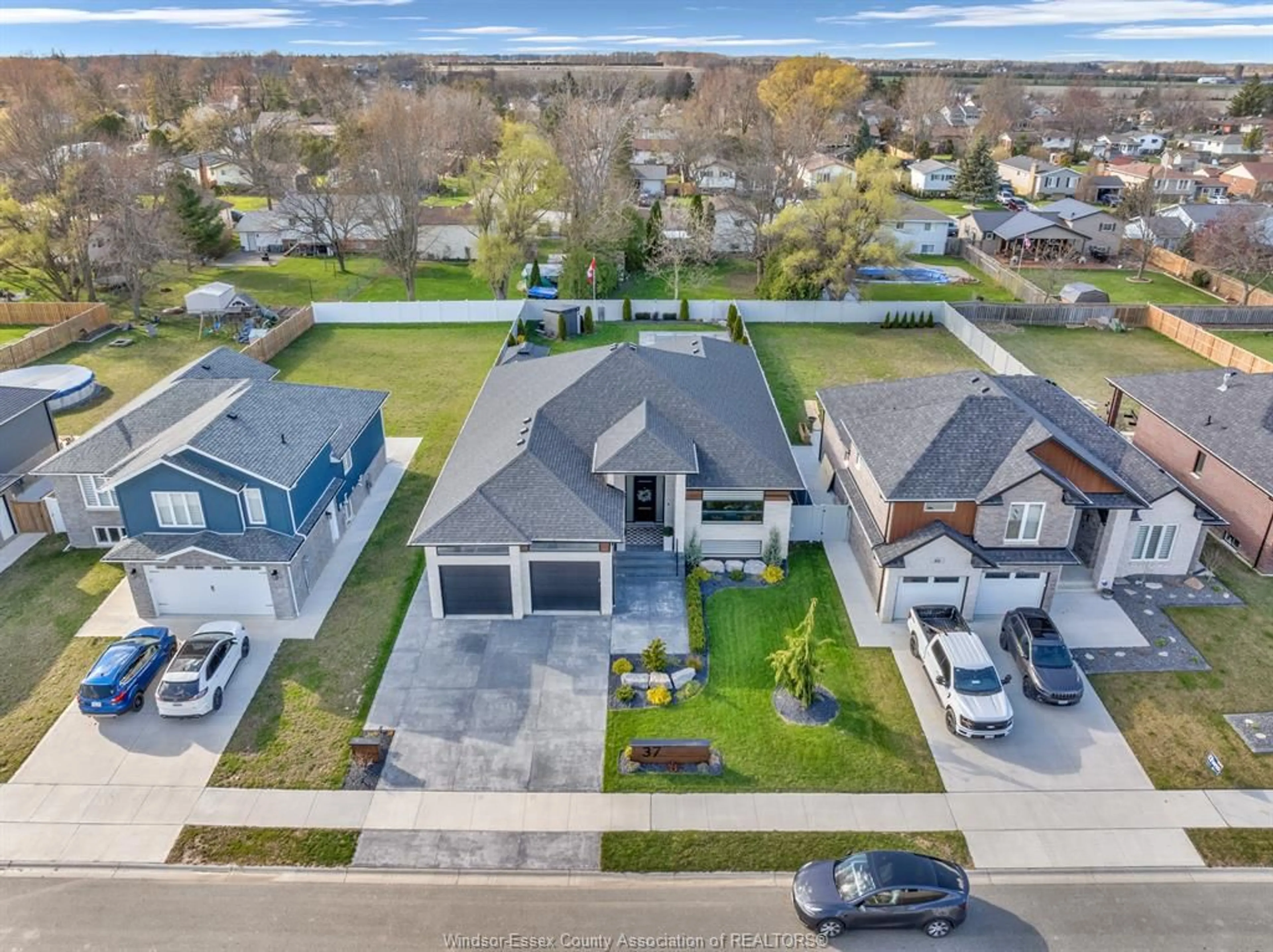 A pic from outside/outdoor area/front of a property/back of a property/a pic from drone, street for 37 BELLEVIEW Dr, Cottam Ontario N0R 1B0