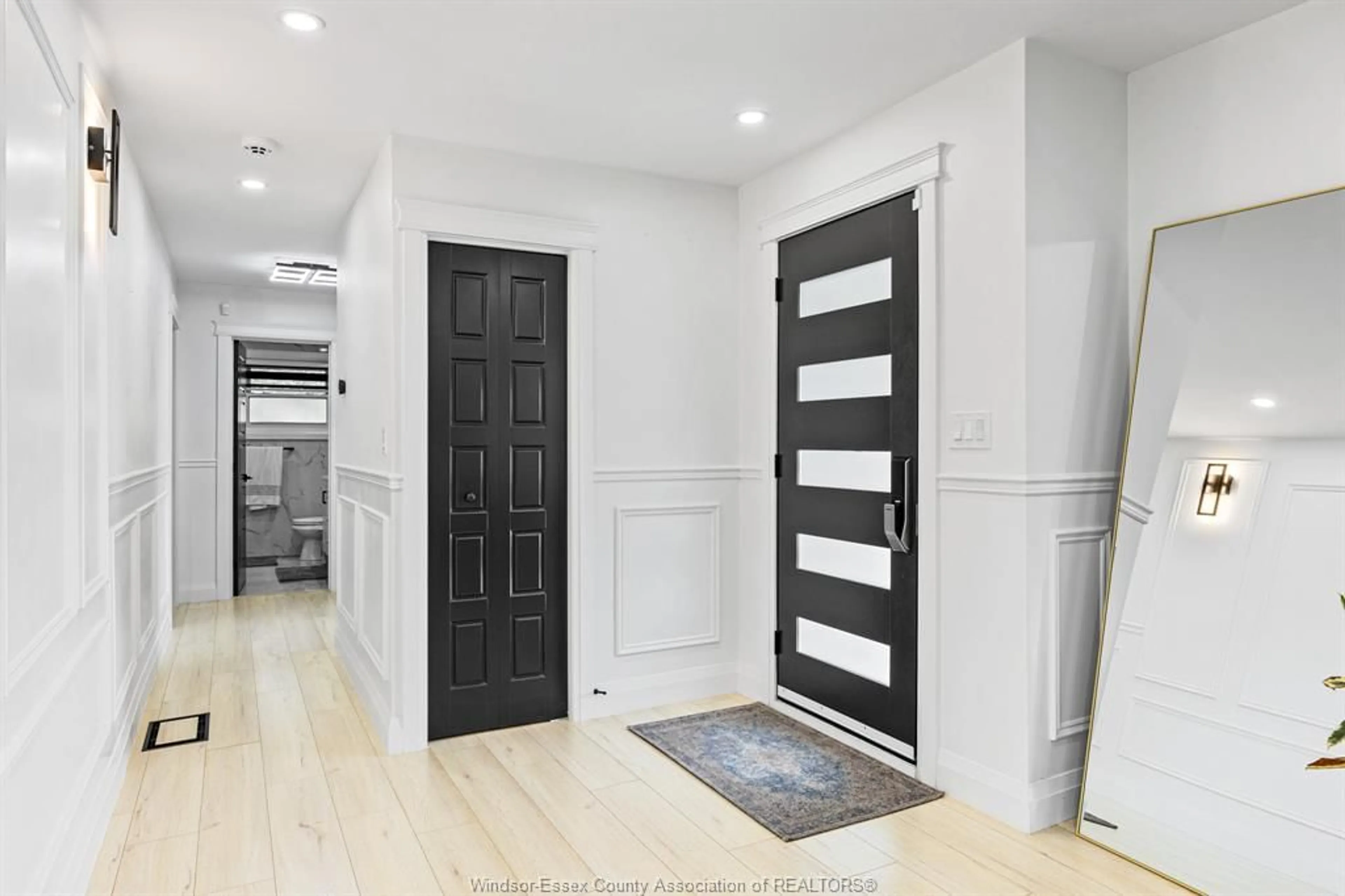 Indoor entryway for 495 VICTORY St, LaSalle Ontario N9J 1V8