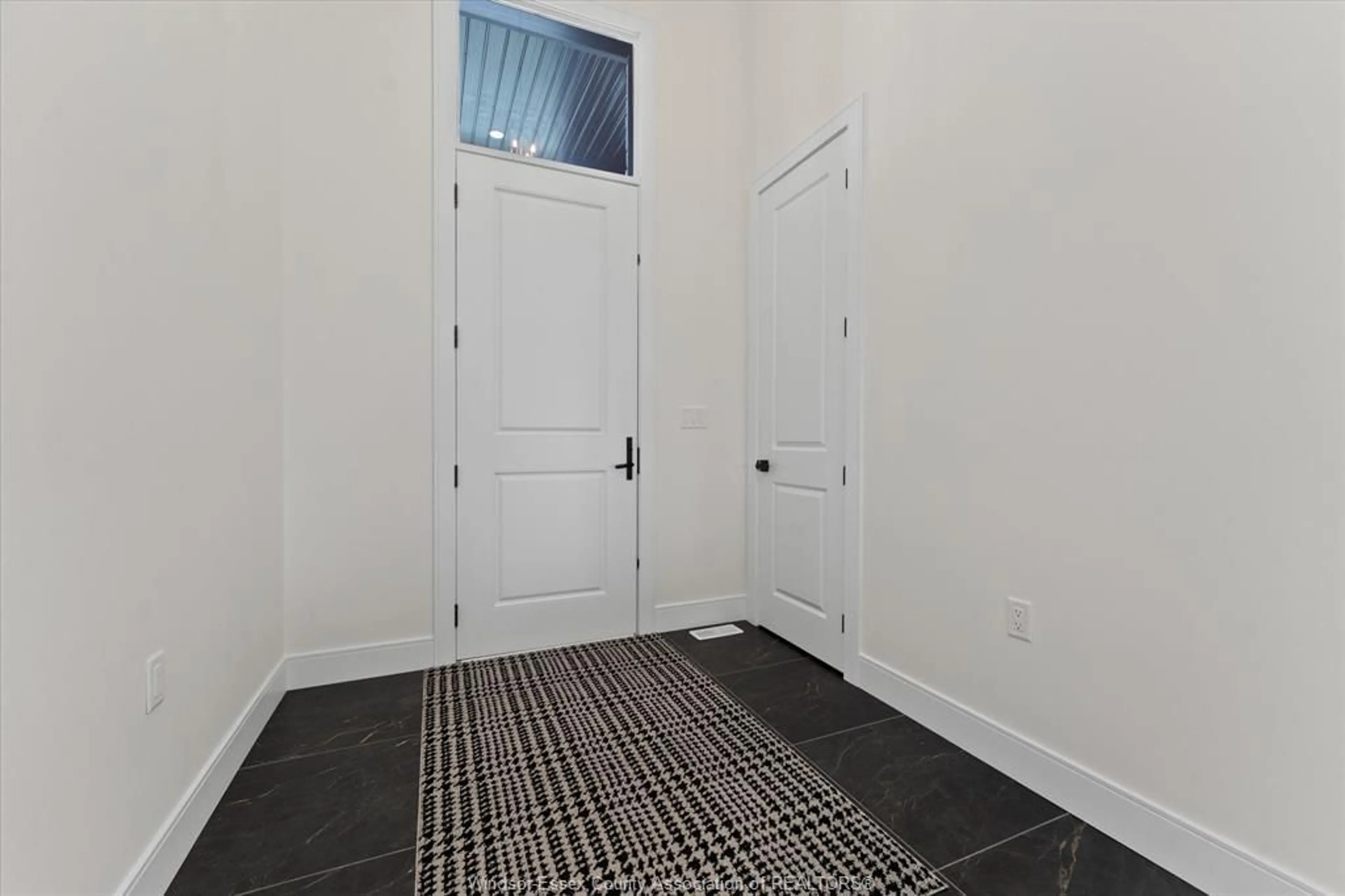 Indoor entryway for 1905 SANNITA, Kingsville Ontario N9Y 0G6