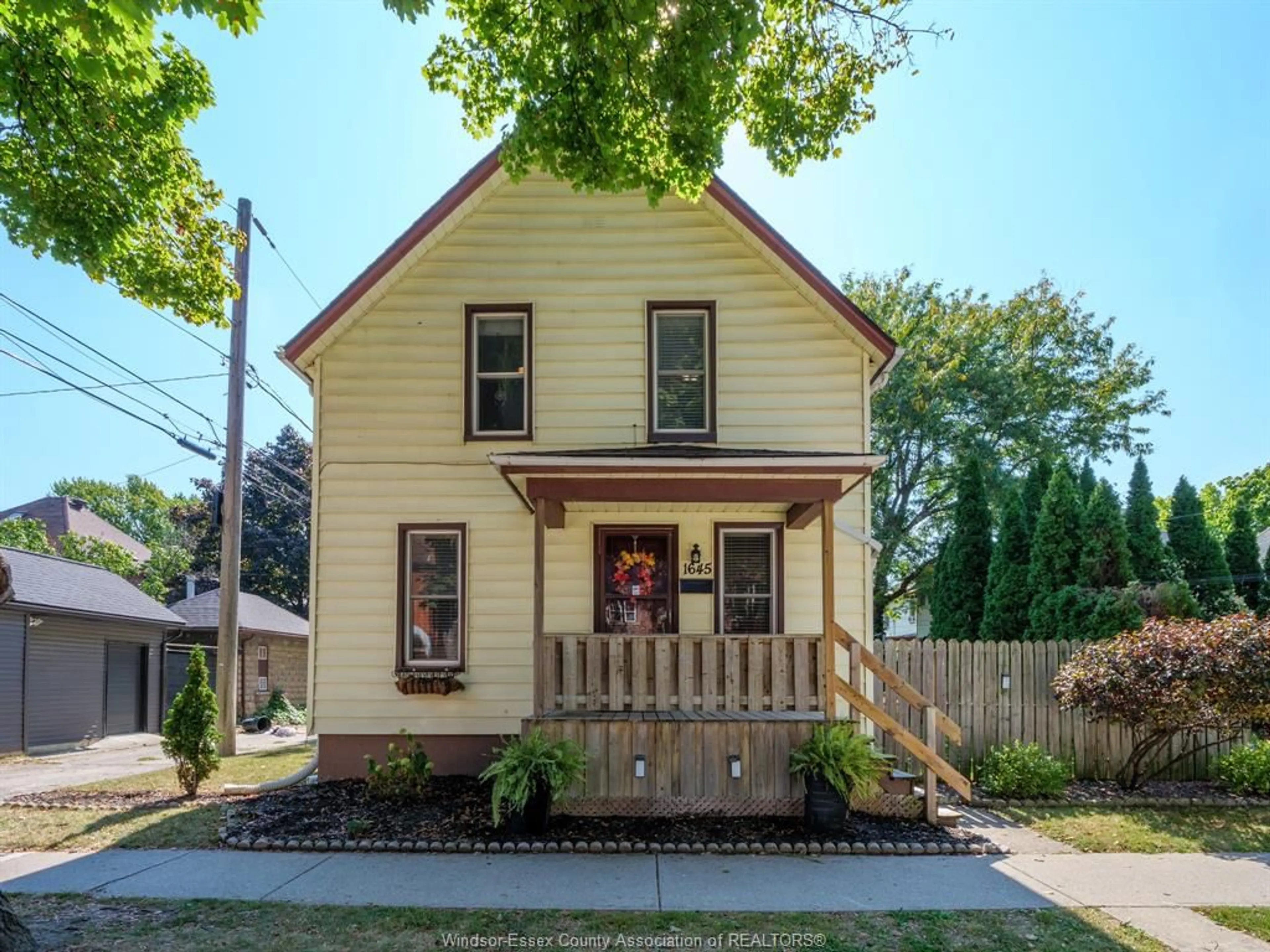 Home with vinyl exterior material, street for 1645 NIAGARA, Windsor Ontario N8Y 1K2