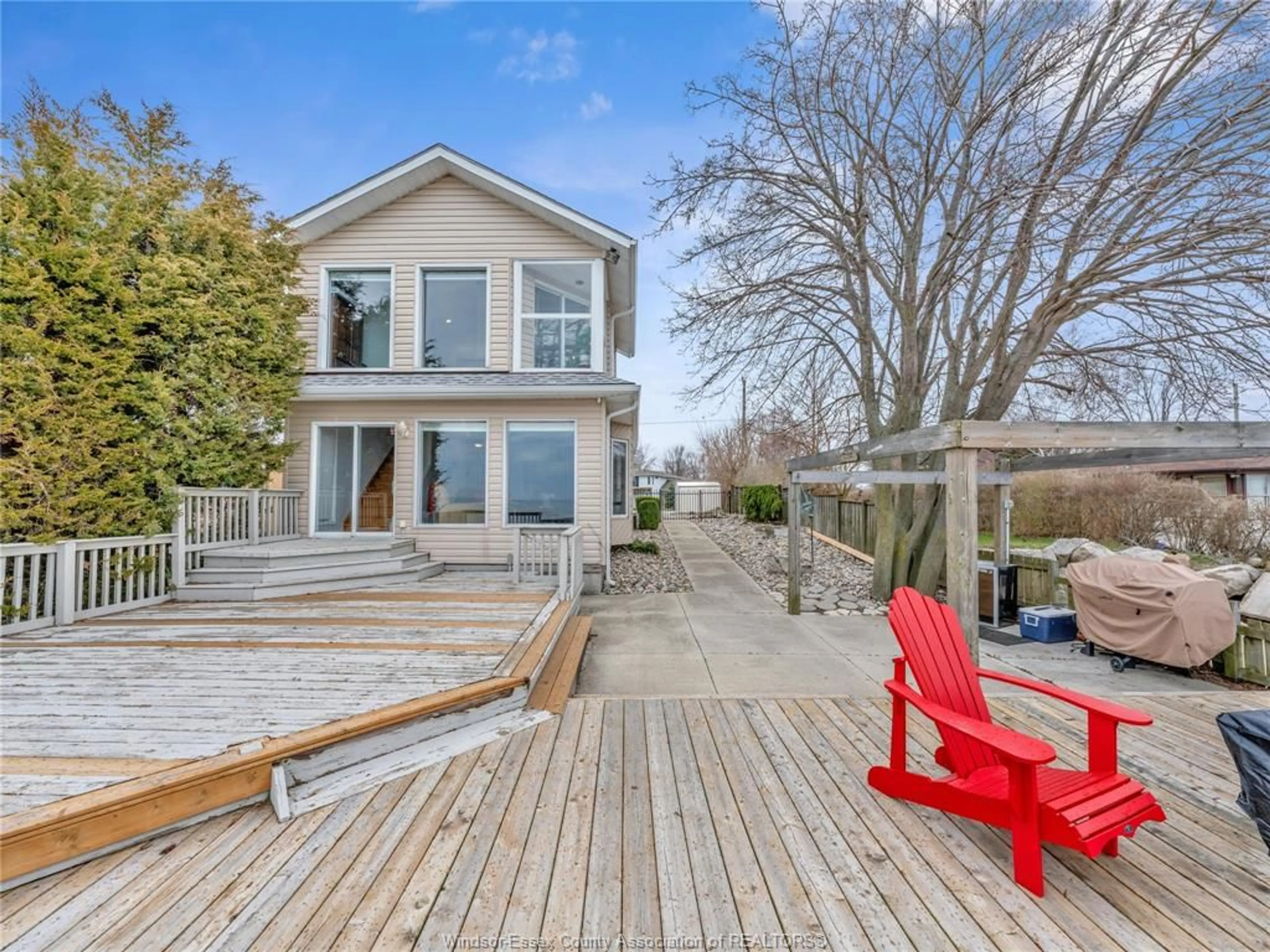 A pic from outside/outdoor area/front of a property/back of a property/a pic from drone, water/lake/river/ocean view for 1519 HERITAGE Rd, Kingsville Ontario N9Y 2E6