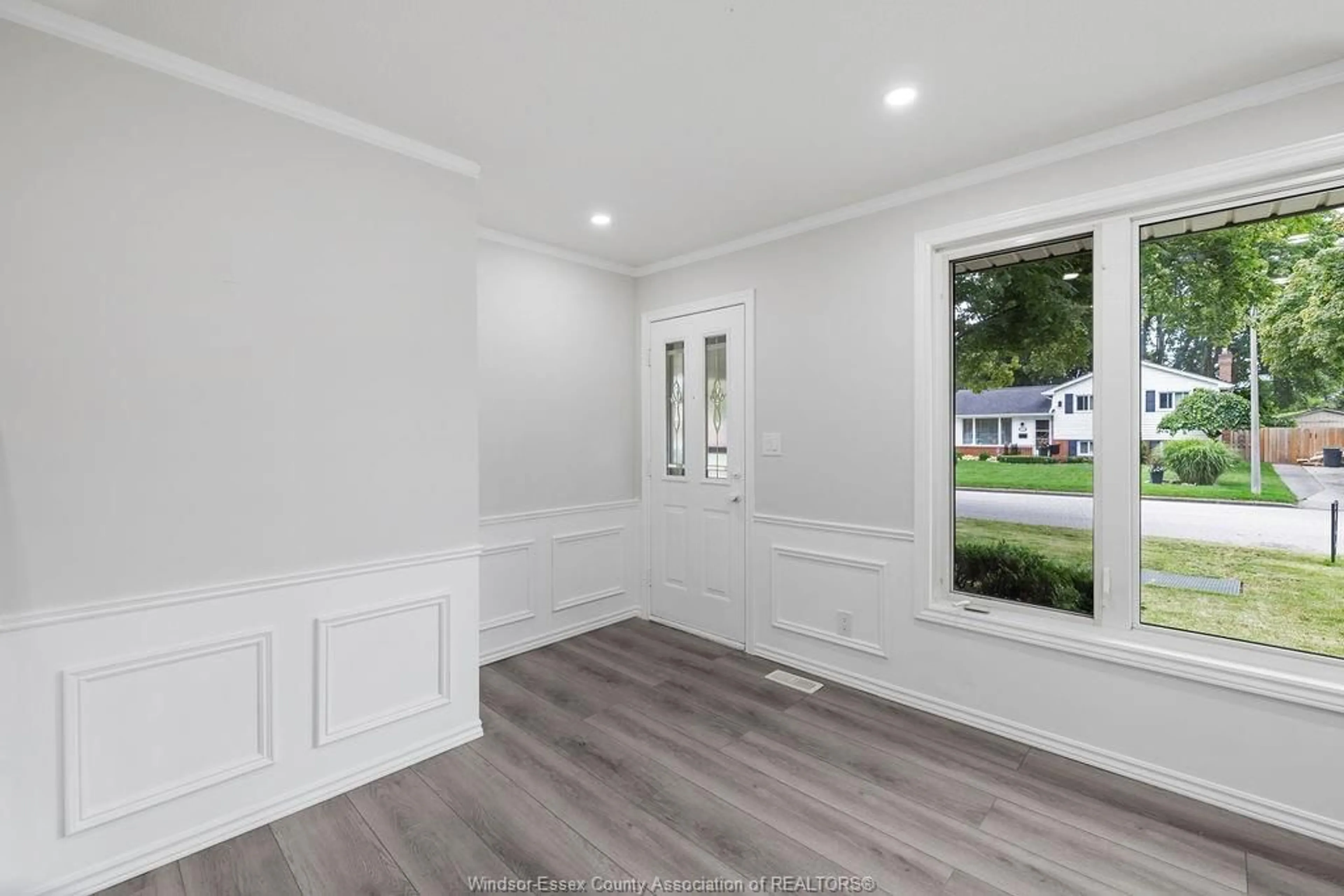 Indoor entryway for 5440 LYNDON, Windsor Ontario N8T 1N8