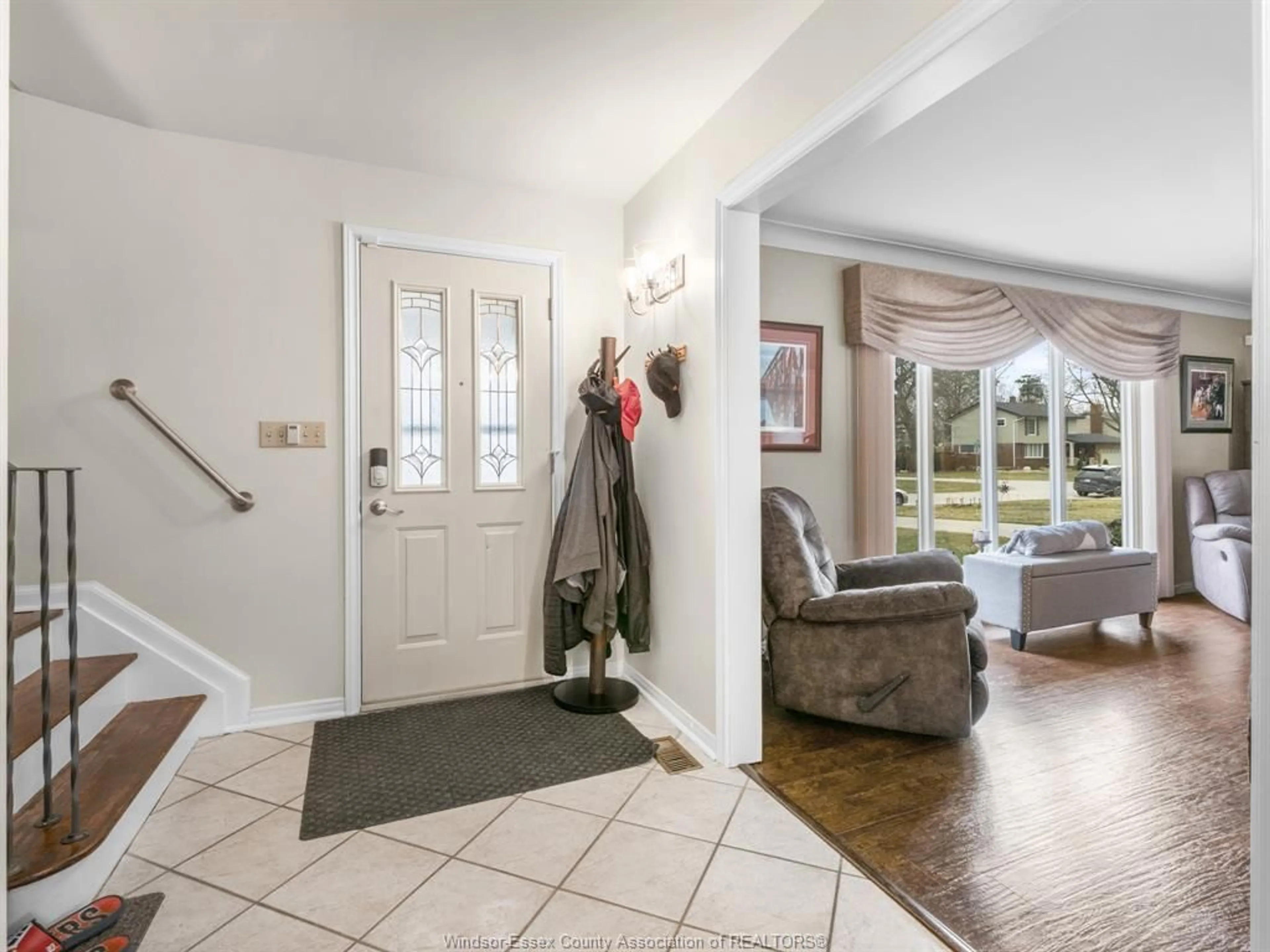 Indoor entryway for 2815 SKYLINE Dr, Windsor Ontario N9E 3A6