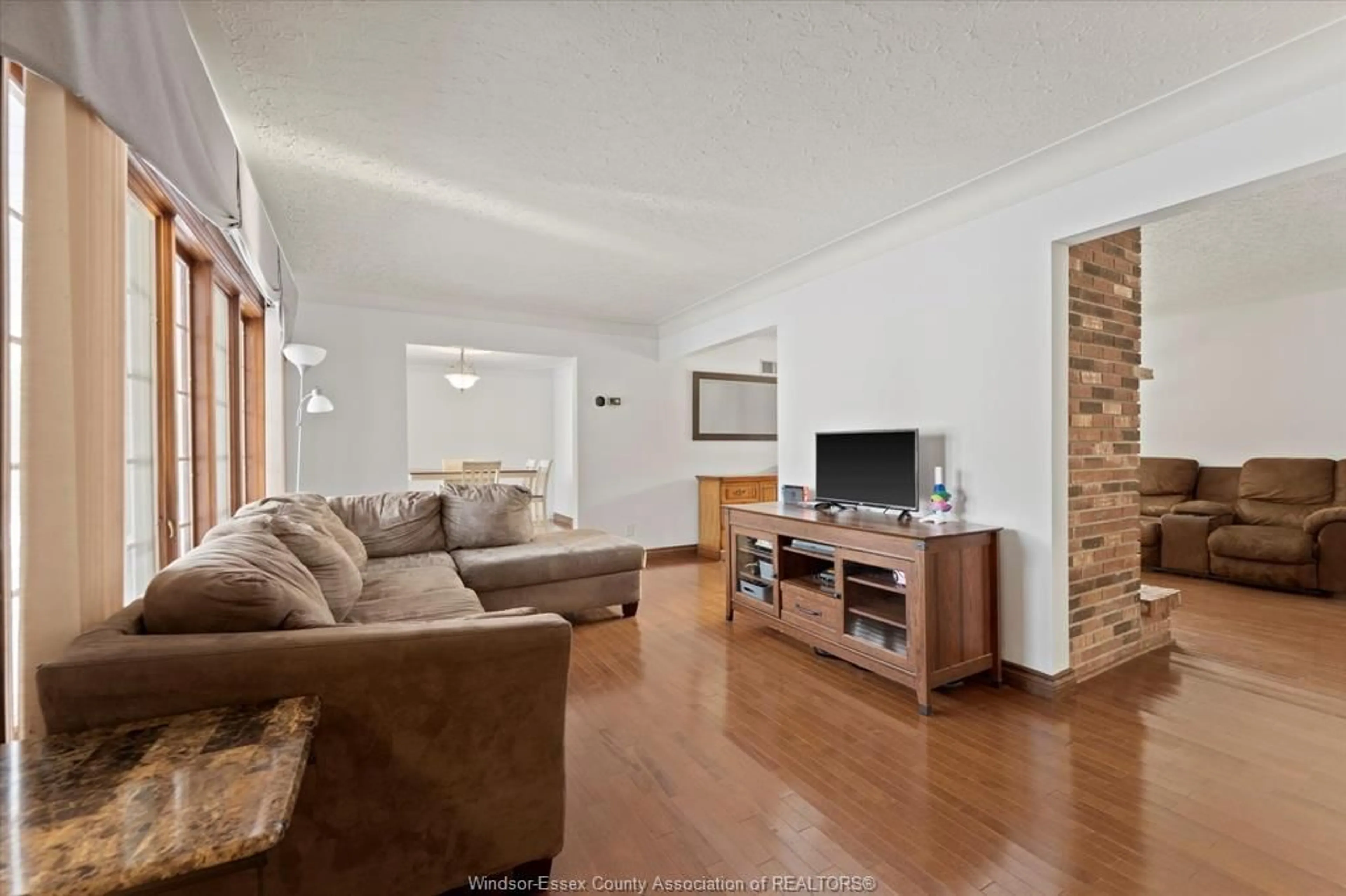 Living room with furniture, unknown for 736 TALBOT Rd, Leamington Ontario N0P 2P0