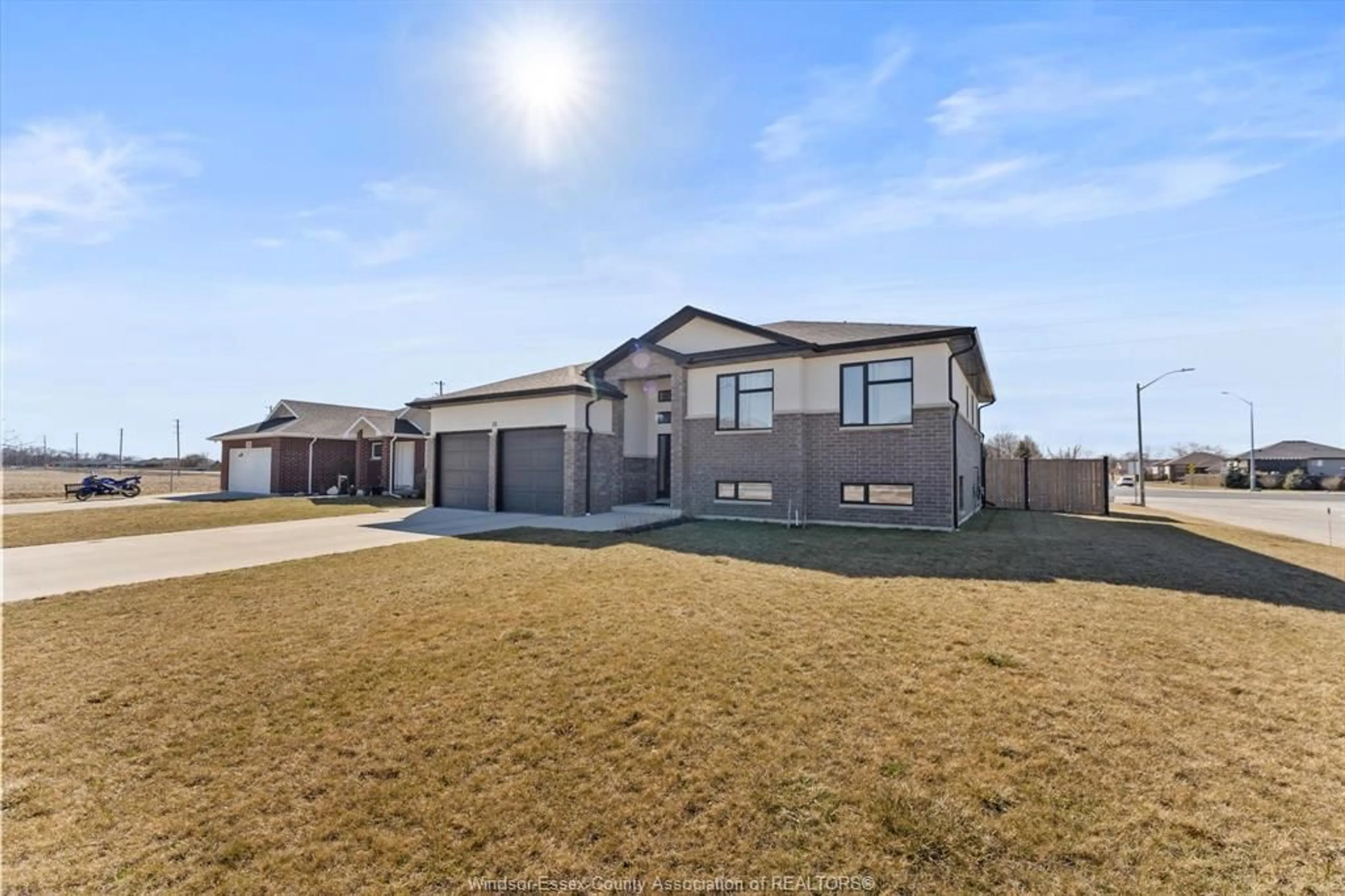 A pic from outside/outdoor area/front of a property/back of a property/a pic from drone, street for 33 SUNNINGDALE Dr, Leamington Ontario N8H 0C4