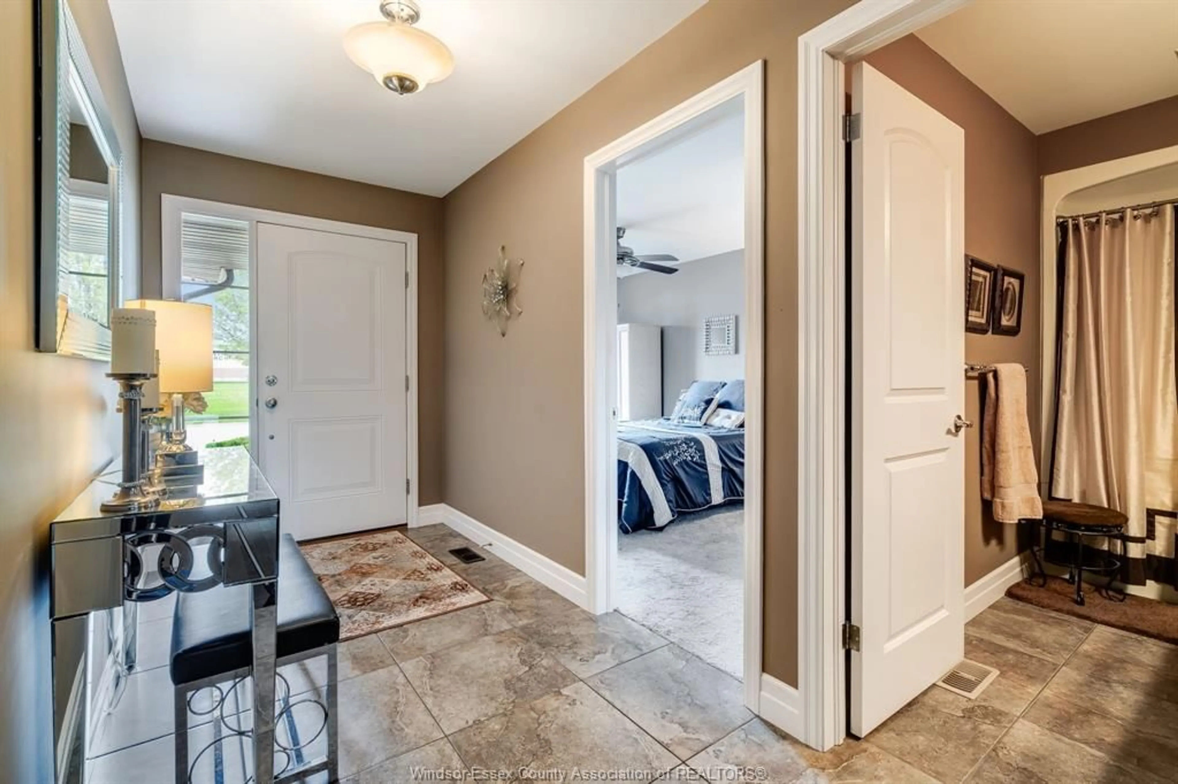 Indoor entryway for 1082 Gabrieau St, LaSalle Ontario N9N 0C2