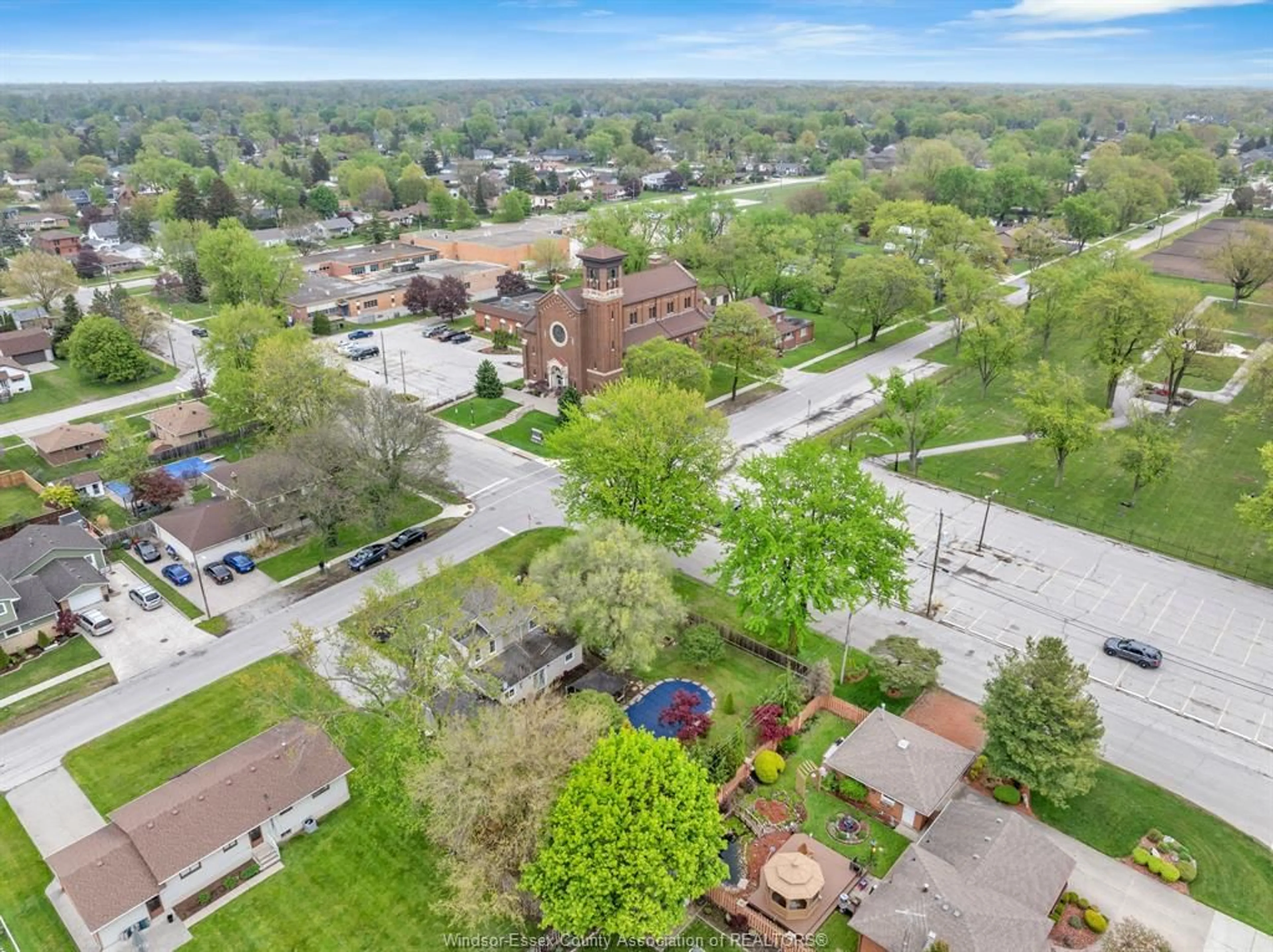 A pic from outside/outdoor area/front of a property/back of a property/a pic from drone, street for 190 SACRED HEART, LaSalle Ontario N9J 1S7
