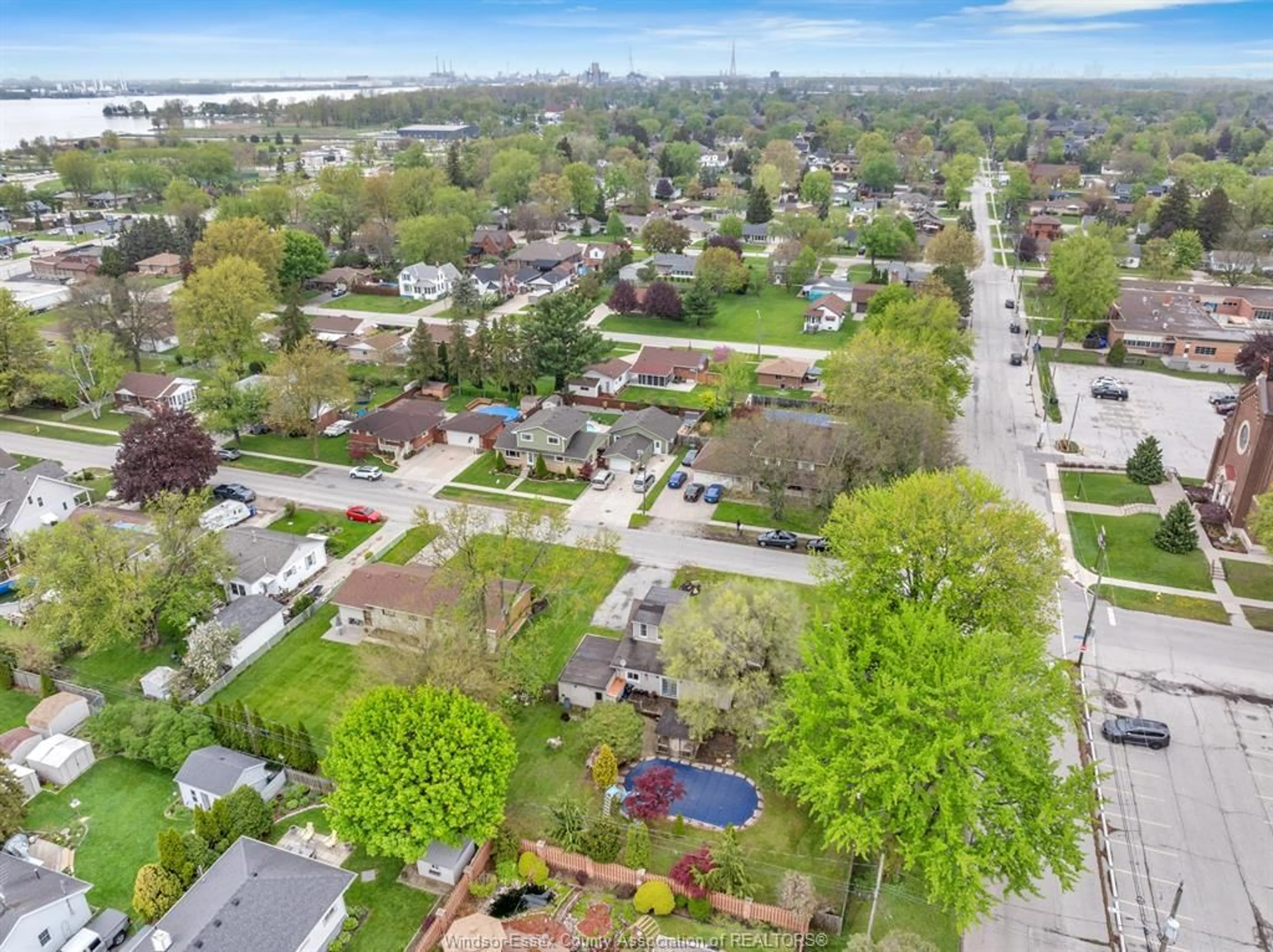 A pic from outside/outdoor area/front of a property/back of a property/a pic from drone, street for 190 SACRED HEART, LaSalle Ontario N9J 1S7