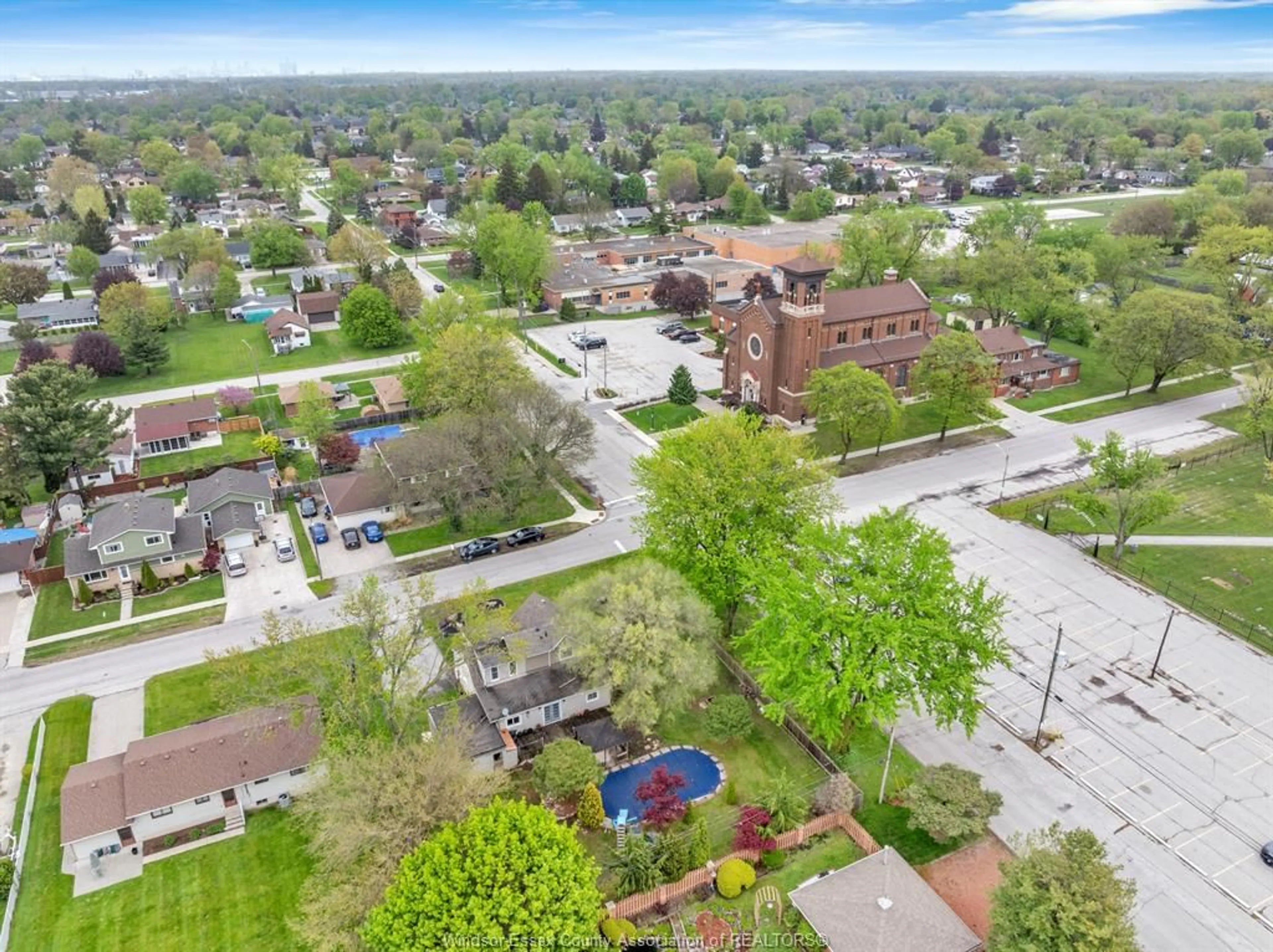 A pic from outside/outdoor area/front of a property/back of a property/a pic from drone, street for 190 SACRED HEART, LaSalle Ontario N9J 1S7