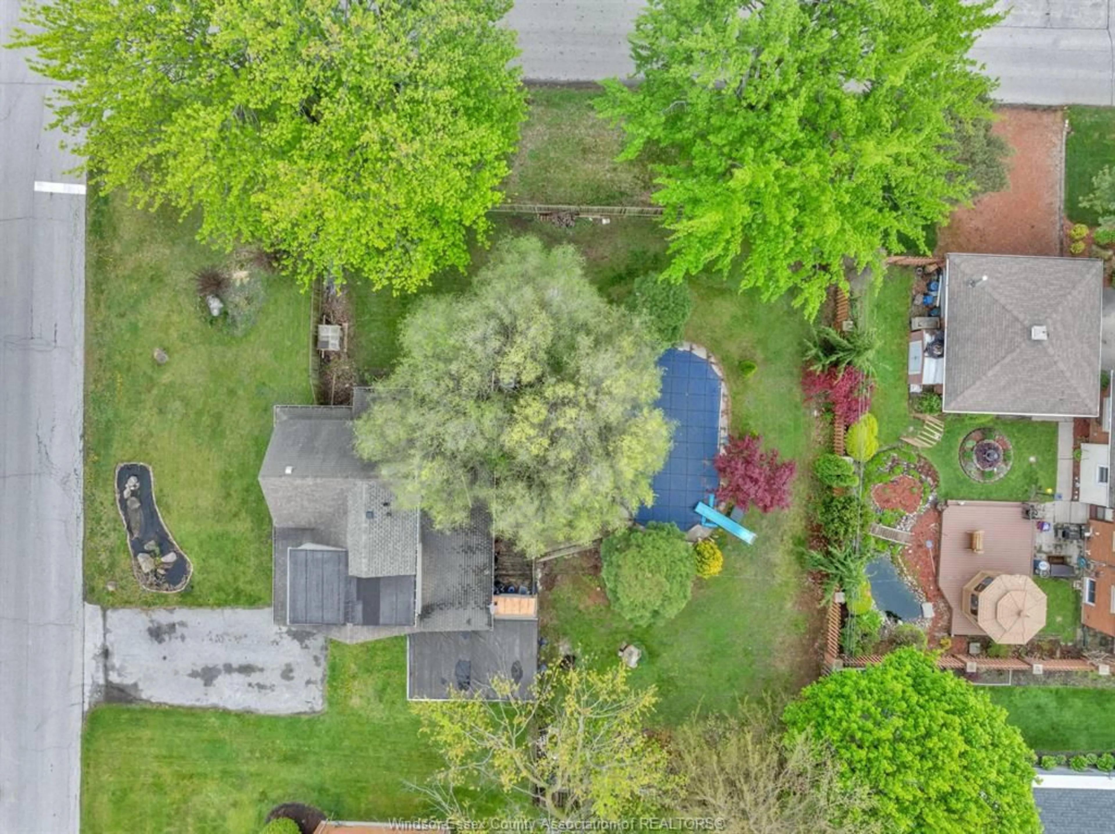 A pic from outside/outdoor area/front of a property/back of a property/a pic from drone, street for 190 SACRED HEART, LaSalle Ontario N9J 1S7