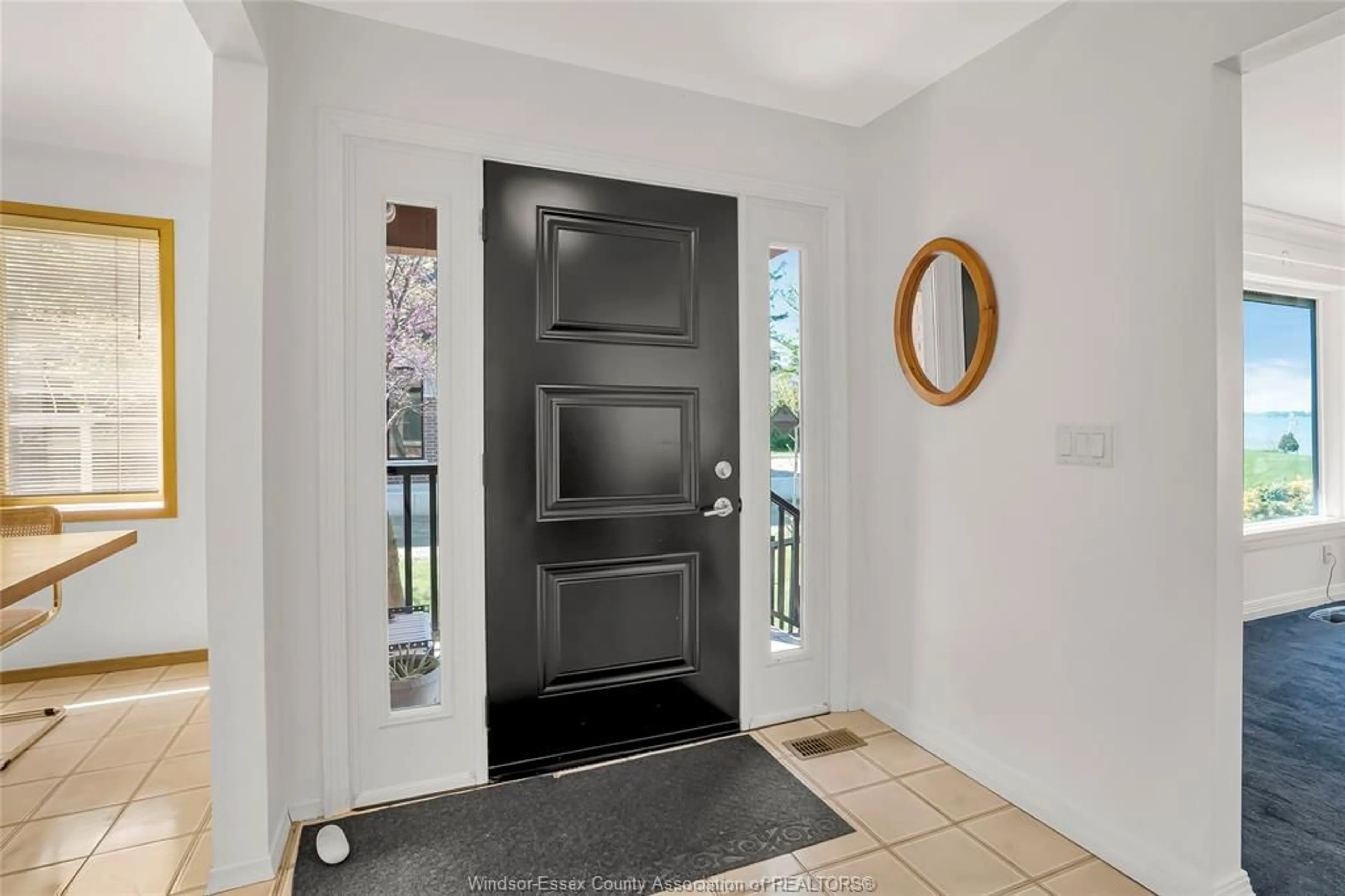 Indoor entryway for 11438 RIVERSIDE Dr, Windsor Ontario N8P 1A4